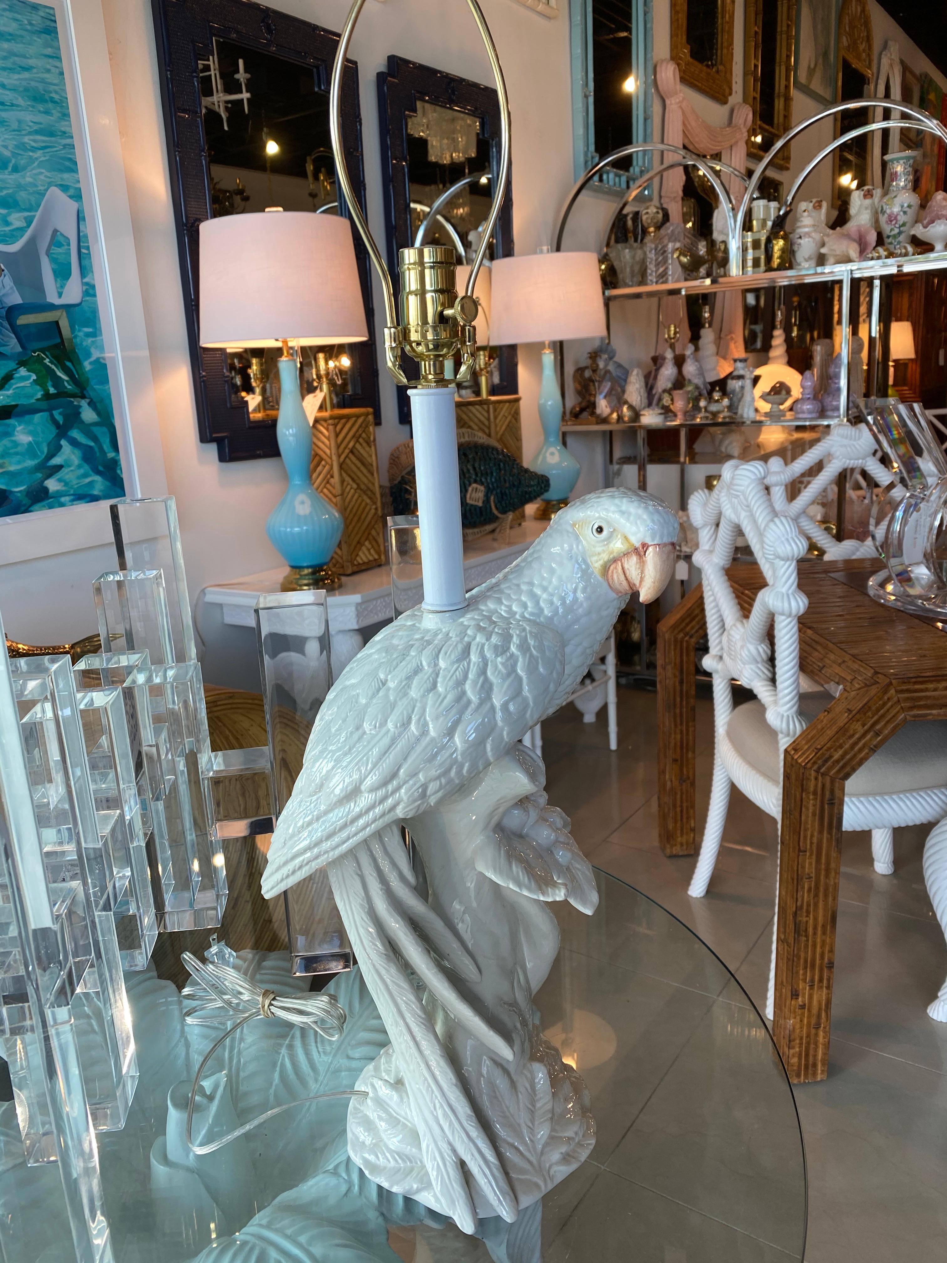 Vintage White Italian Ceramic Tropical Palm Beach Parrot Bird Table Lamp In Good Condition In West Palm Beach, FL