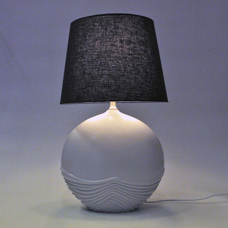 Vintage White Italian Oval Shaped Ceramic Tablelamp, 1980s In Good Condition For Sale In Stockholm, SE