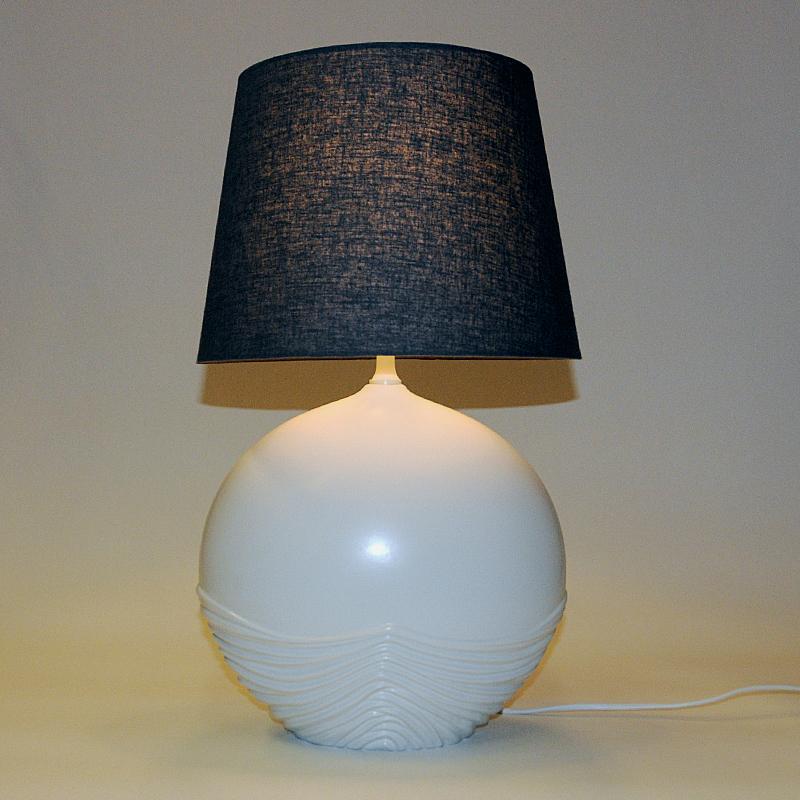 Late 20th Century Vintage White Italian Oval Shaped Ceramic Tablelamp, 1980s For Sale