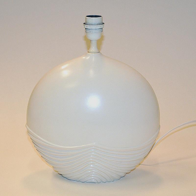 Céramique Lampe de table italienne blanche de forme ovale vintage, années 1980 en vente