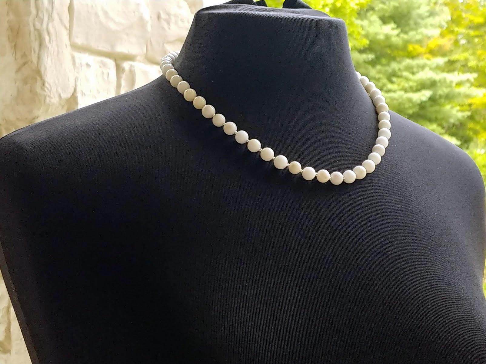 Vintage White Jade Necklace In Excellent Condition For Sale In Chesterland, OH
