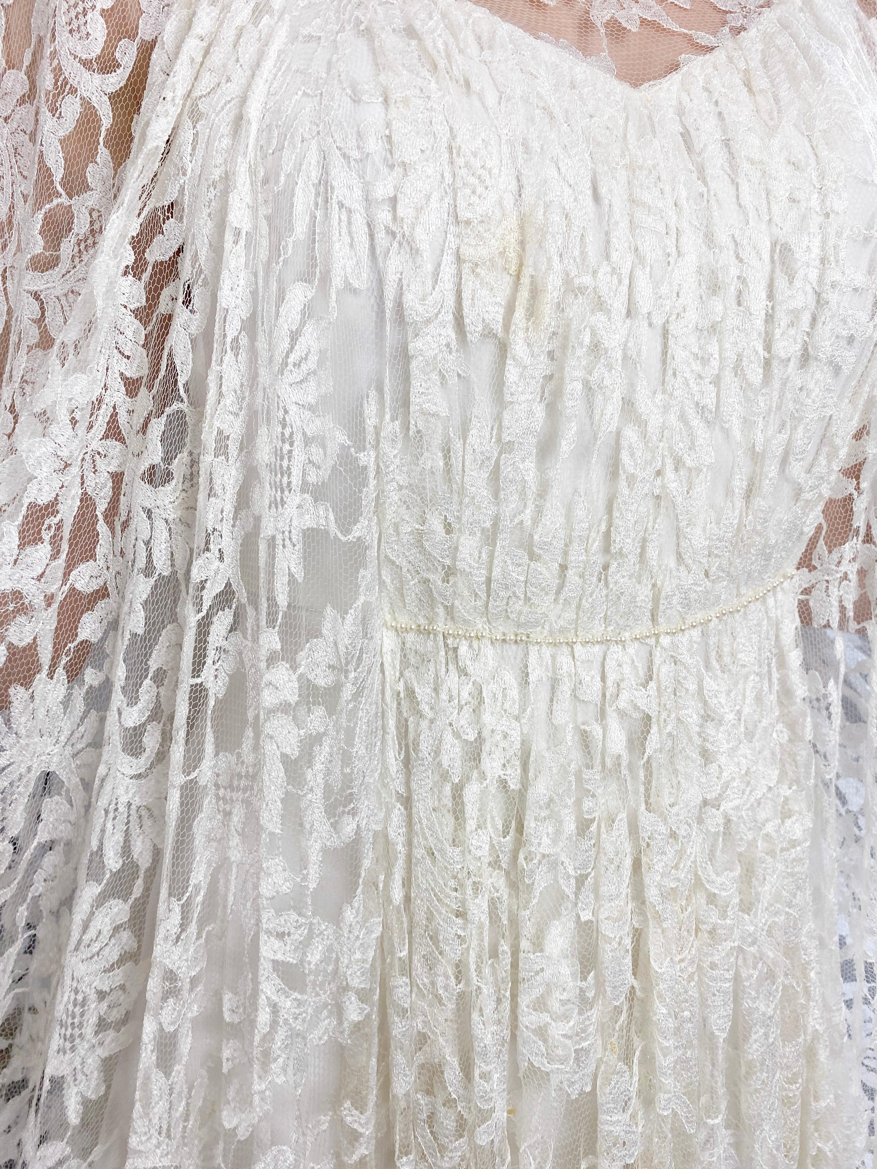 Robe de mariée vintage en dentelle blanche avec manches chauve-souris et traîne en vente 2