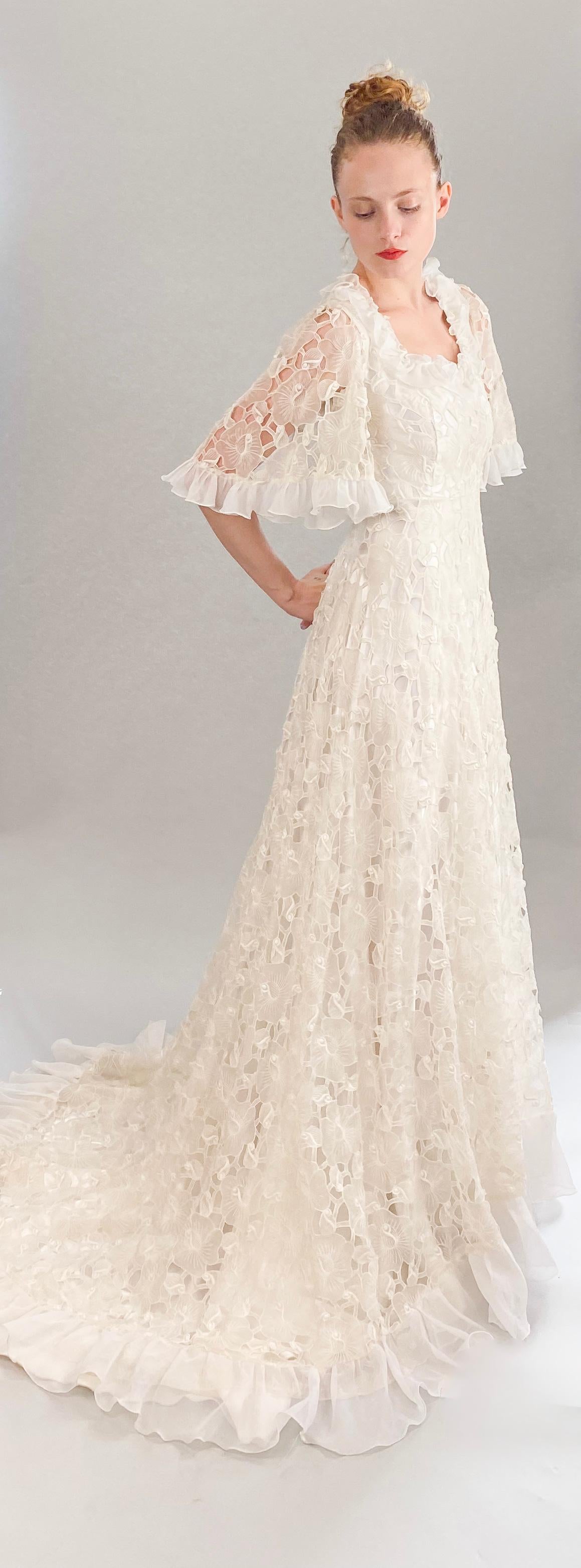 Robe de mariée vintage en dentelle blanche et soie à volants avec taille basse Pour femmes en vente
