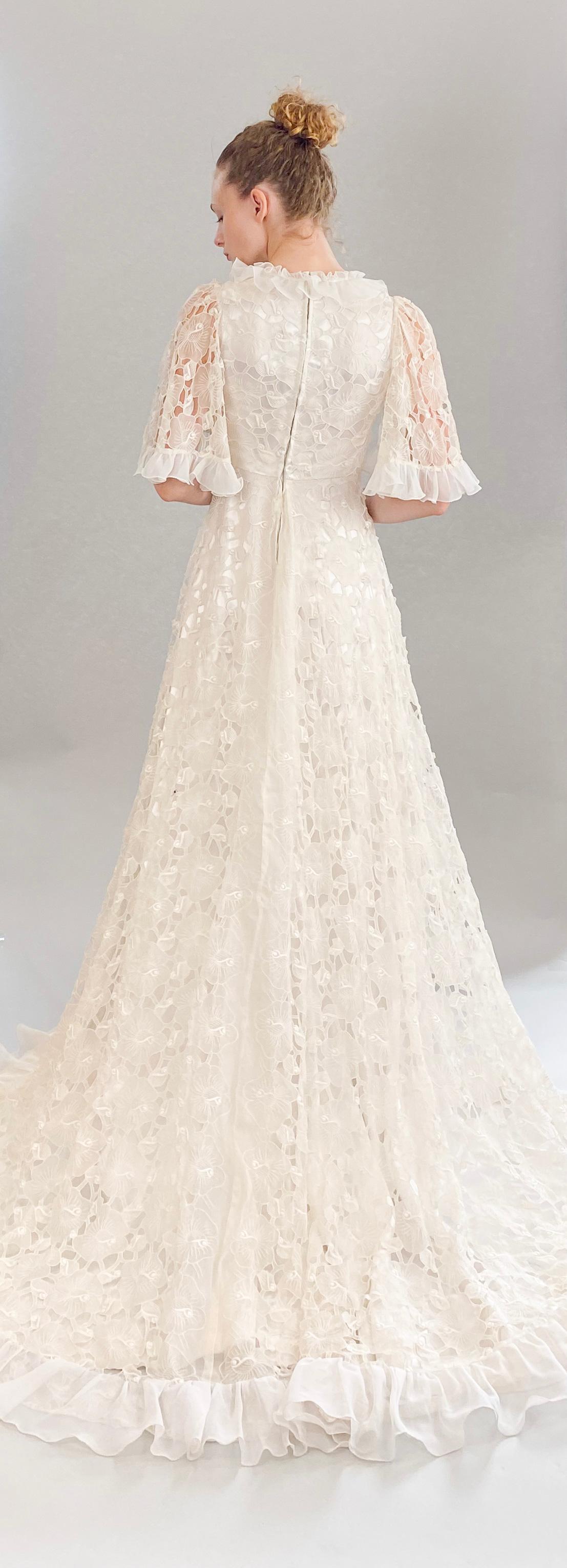 Vintage Weiß Spitze Seide Rüsche hoch niedrig Hochzeitskleid im Angebot 1