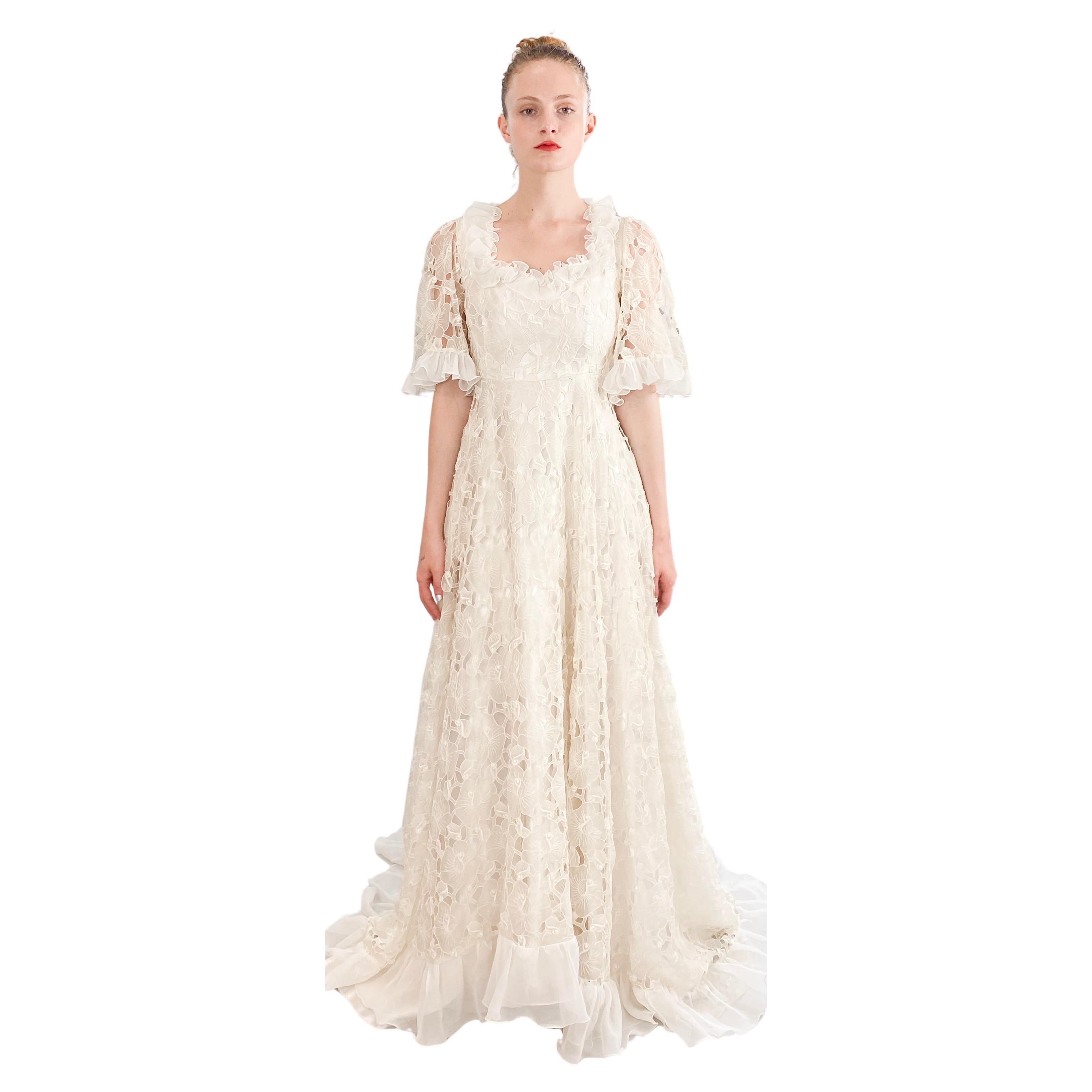 Vintage Weiß Spitze Seide Rüsche hoch niedrig Hochzeitskleid im Angebot