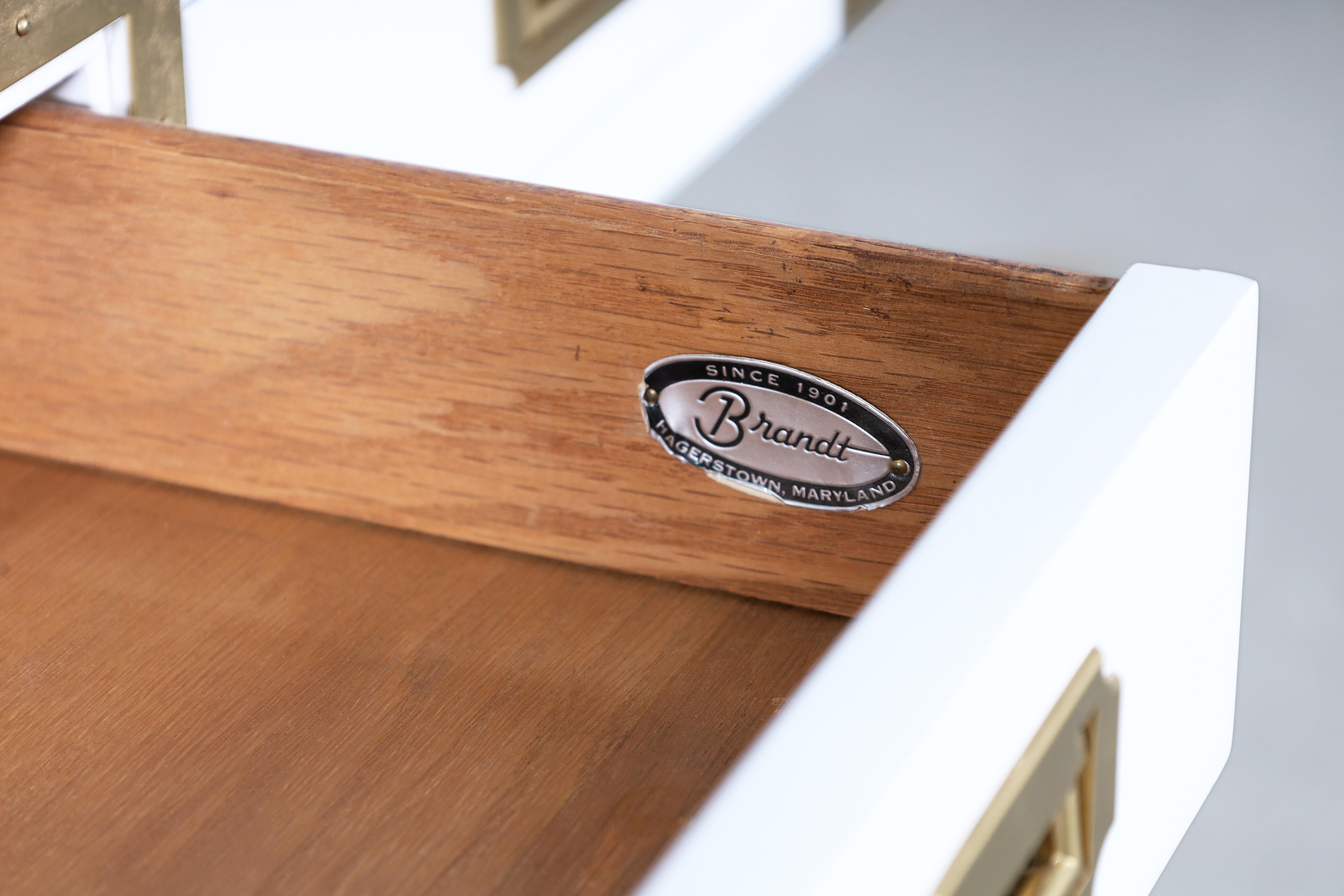 Weiß lackierter Kampagnen-Schreibtisch im Vintage-Stil von Brandt Furniture im Angebot 6