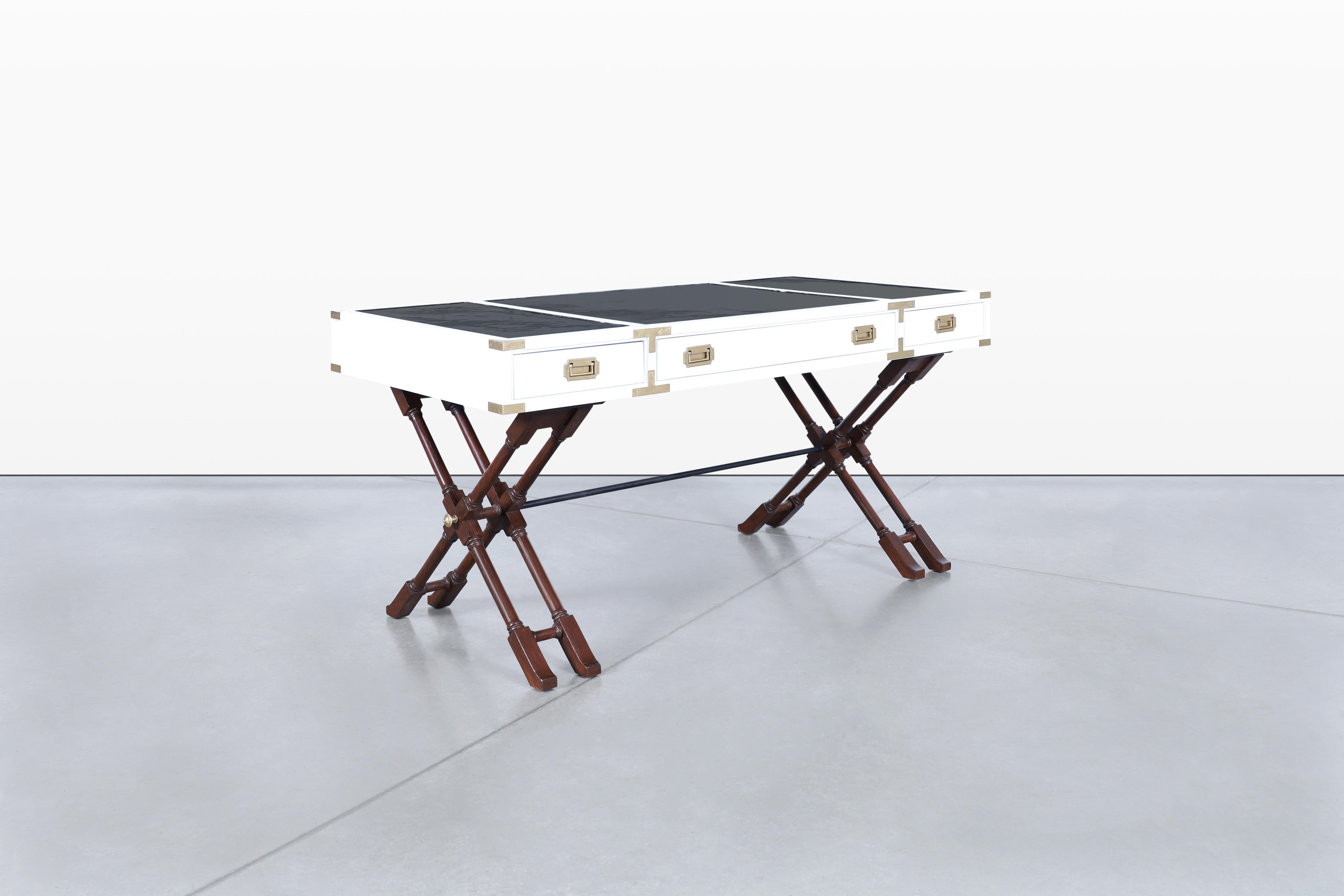 Dieser exquisite Vintage-Schreibtisch von Brandt Furniture, der in den 1960er Jahren in den Vereinigten Staaten hergestellt wurde, ist eine atemberaubende Mischung aus Stil und Funktionalität. Die auffällige weiße, polierte Lackierung verleiht ihm