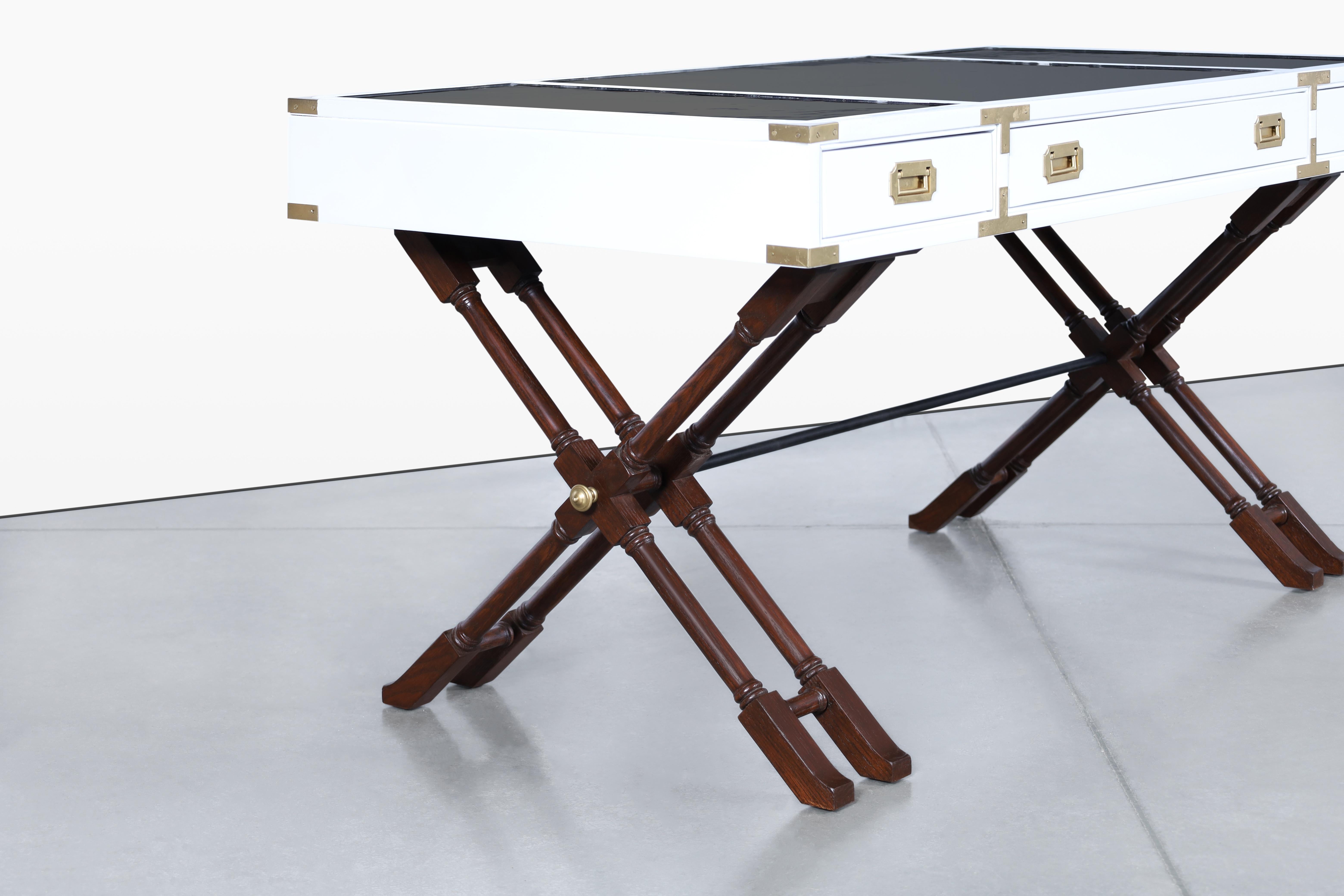 Weiß lackierter Kampagnen-Schreibtisch im Vintage-Stil von Brandt Furniture (Moderne der Mitte des Jahrhunderts) im Angebot