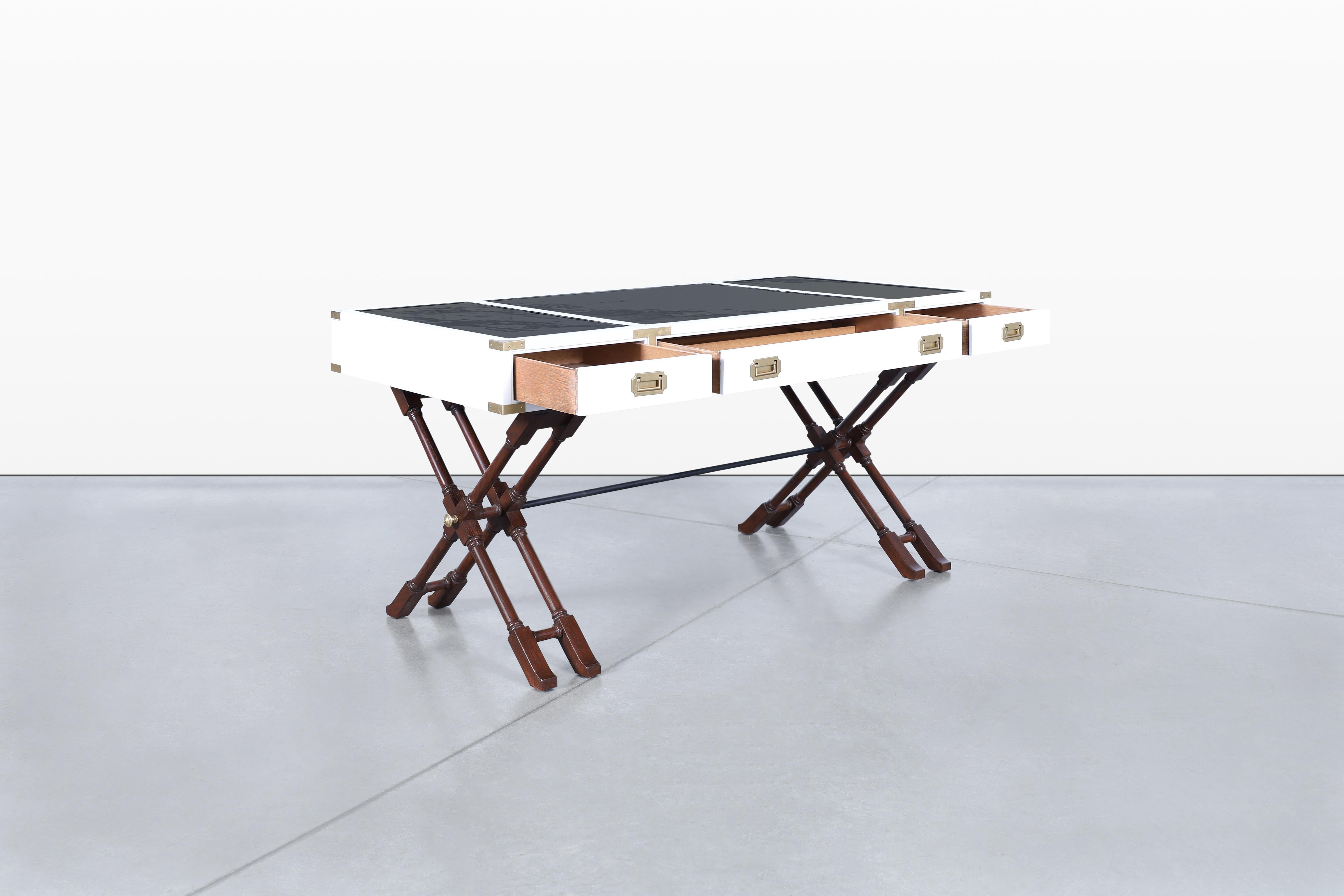 Weiß lackierter Kampagnen-Schreibtisch im Vintage-Stil von Brandt Furniture (amerikanisch) im Angebot