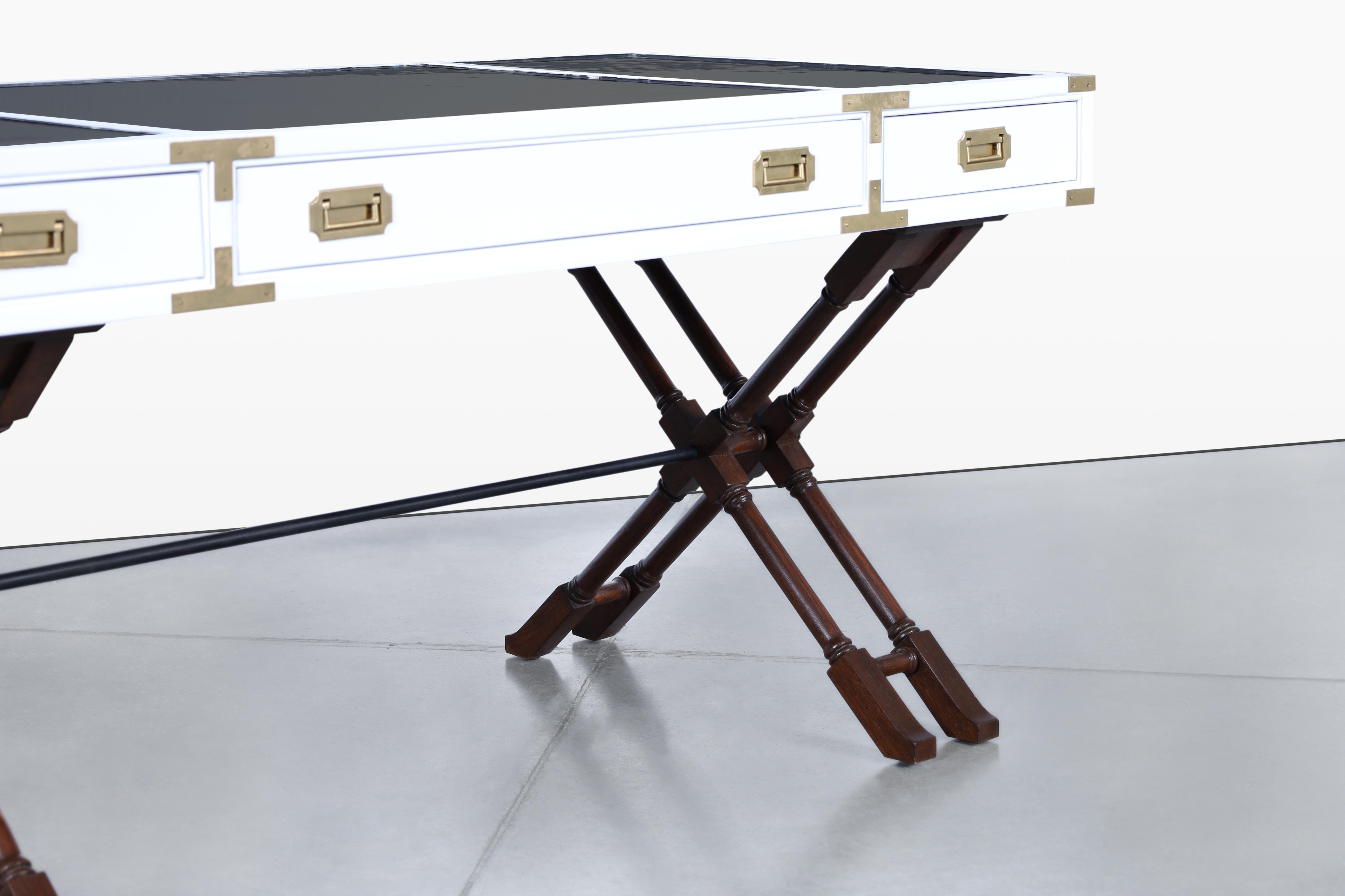 Weiß lackierter Kampagnen-Schreibtisch im Vintage-Stil von Brandt Furniture (Mitte des 20. Jahrhunderts) im Angebot