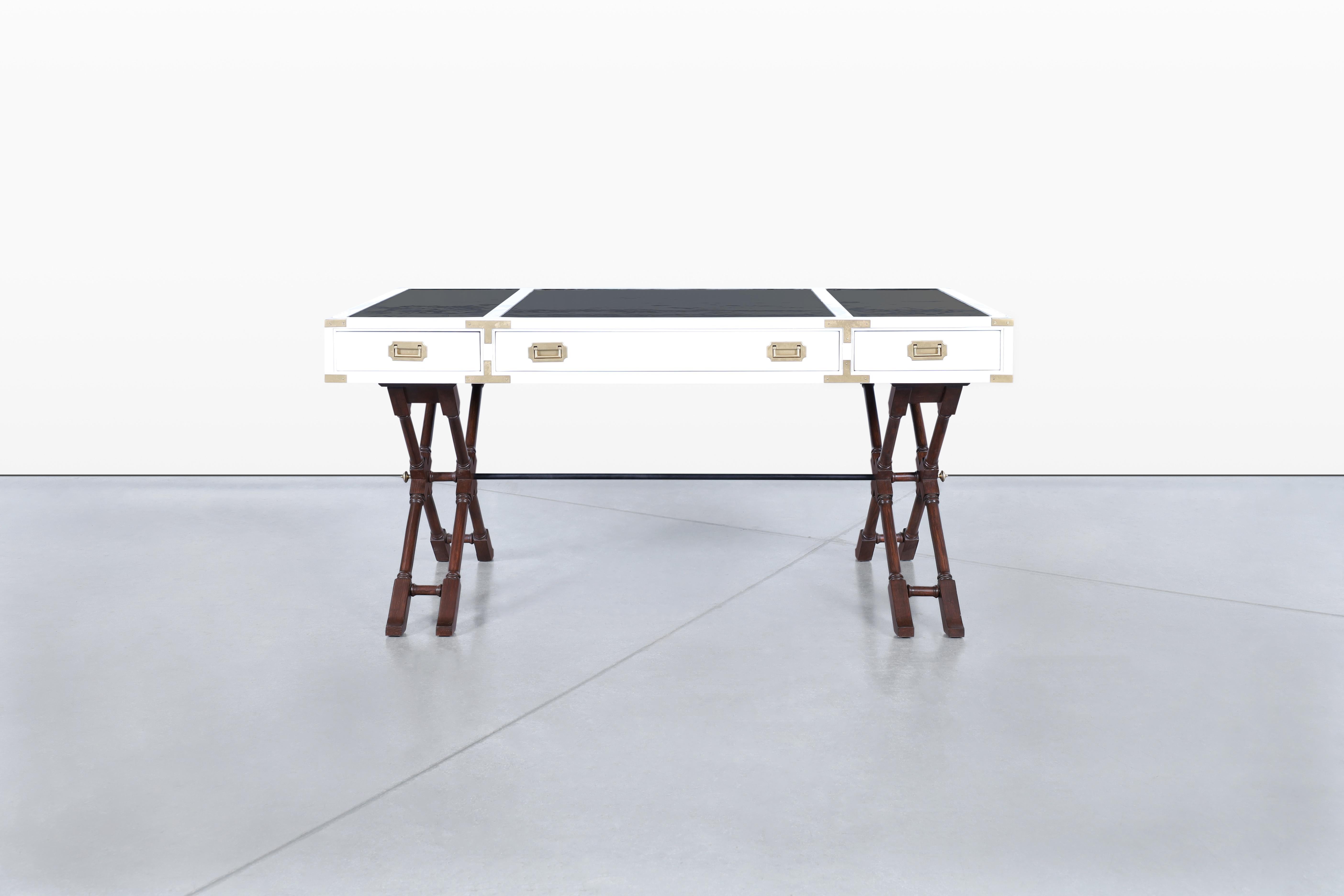 Weiß lackierter Kampagnen-Schreibtisch im Vintage-Stil von Brandt Furniture (Messing) im Angebot