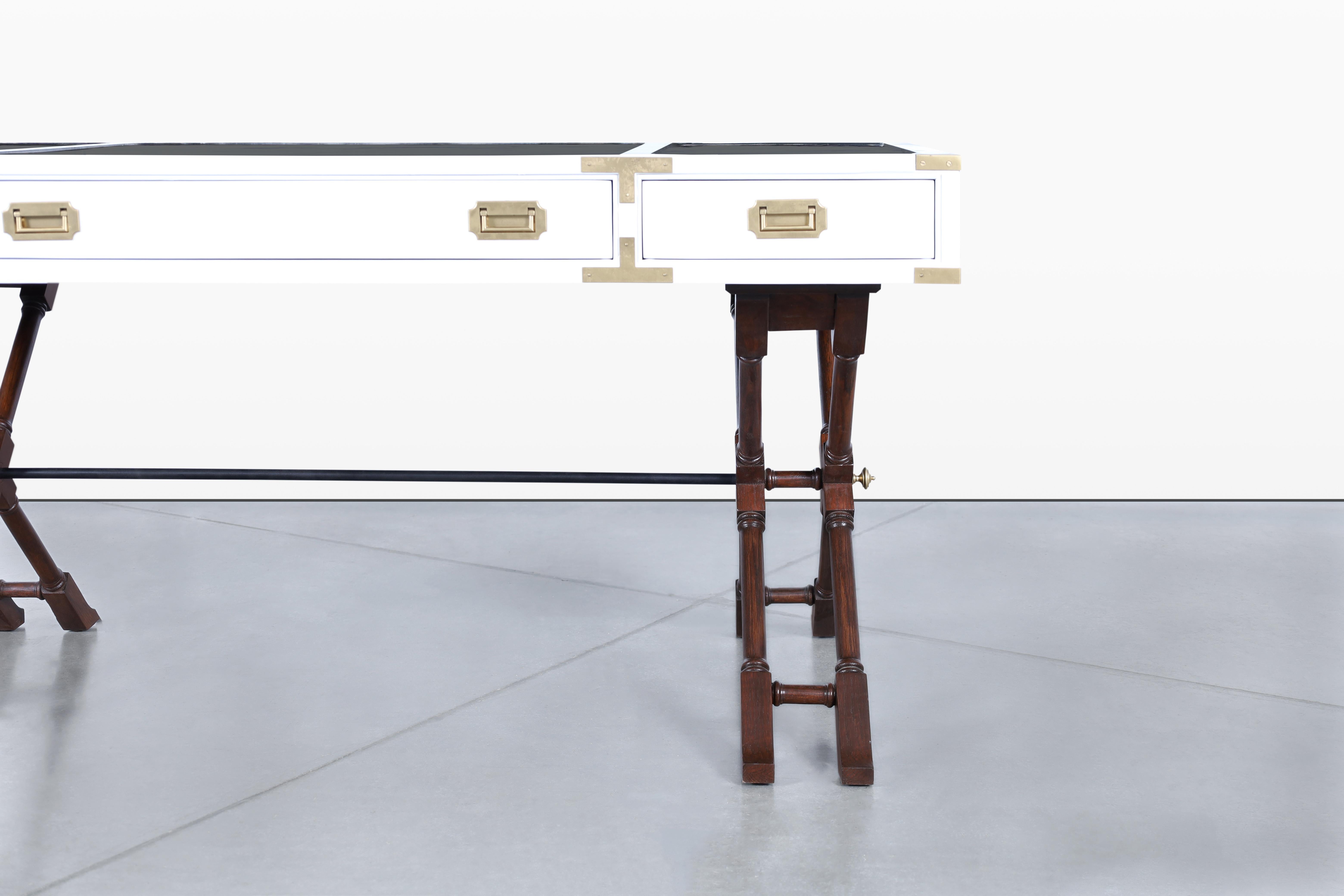 Weiß lackierter Kampagnen-Schreibtisch im Vintage-Stil von Brandt Furniture im Angebot 1
