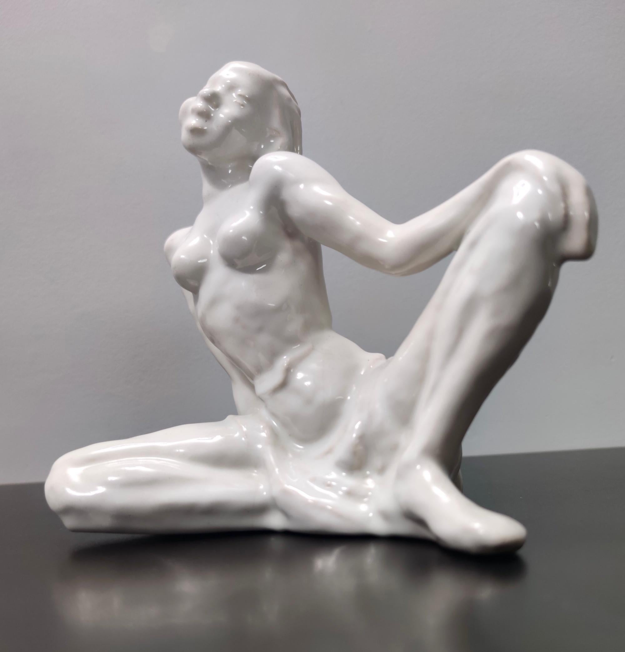 Vintage Italian White Lacquered Ceramic Decorative Figure of a Woman, Italy In Excellent Condition For Sale In Bresso, Lombardy