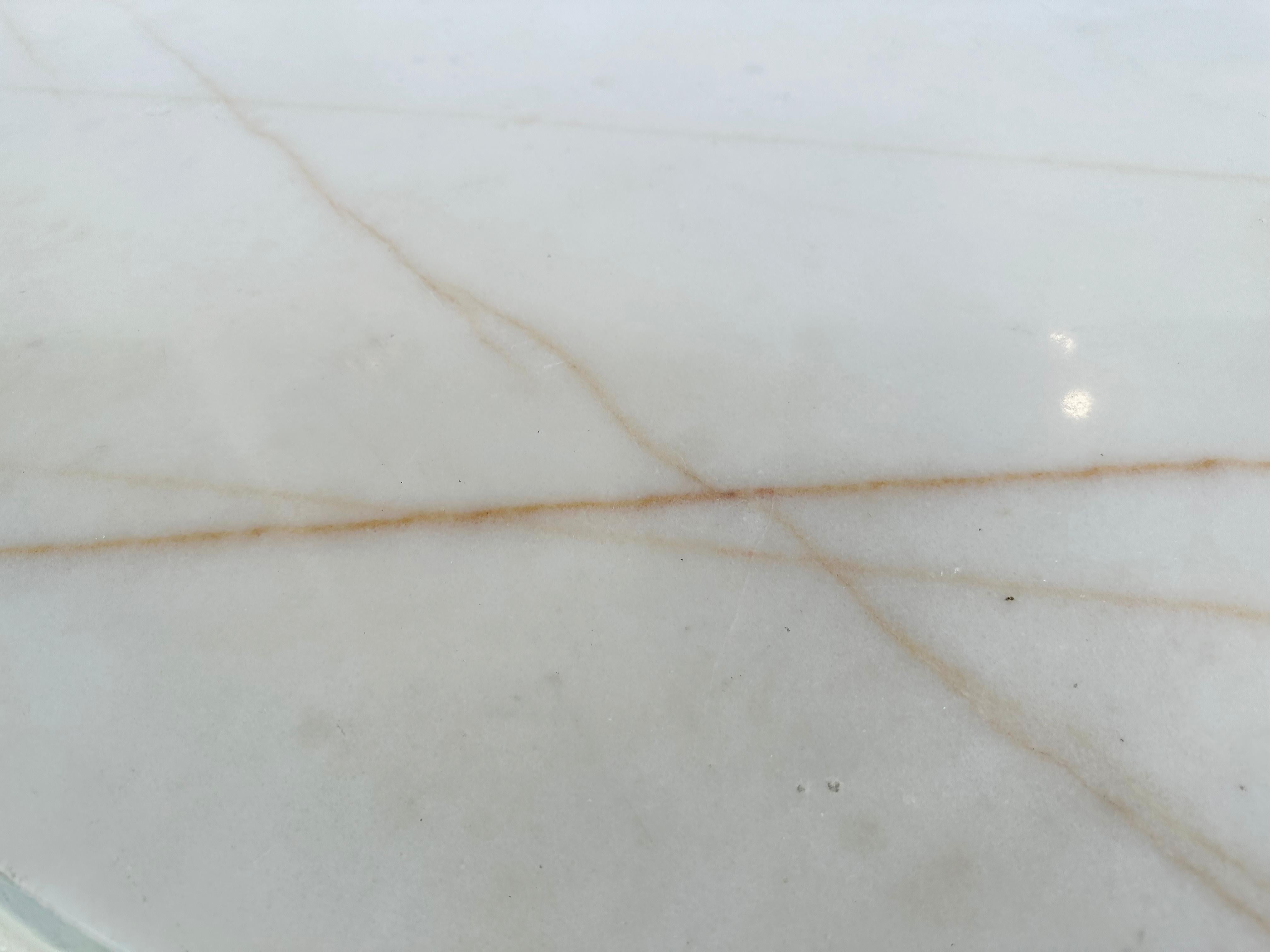 Américain Table basse ronde laquée blanche vintage avec plateau en marbre en vente