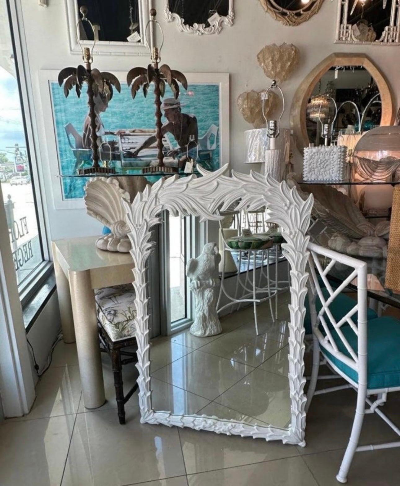Vieux miroir mural laqué blanc de style Serge Roche avec feuilles de palmier en vente 3
