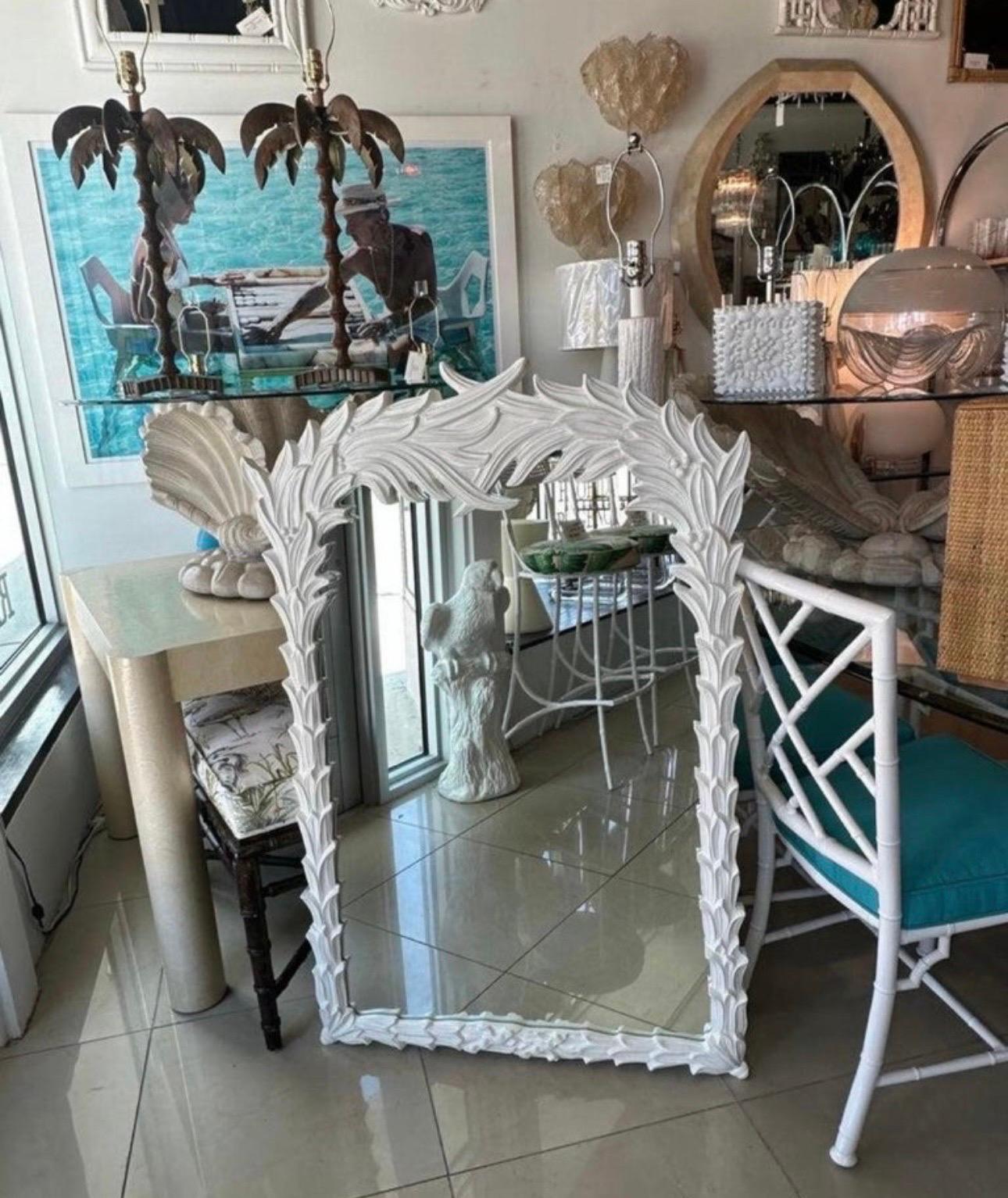 Vieux miroir mural laqué blanc de style Serge Roche avec feuilles de palmier en vente 4