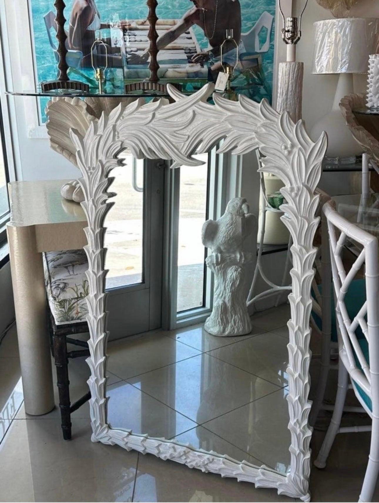 Magnifique miroir mural vintage Palm Beach Vintage à feuilles de palmier tropicales dans le style de Serge Roche. Nouvellement laqué en blanc brillant. Prêt à être accroché. Dimensions : 49 H x 31,5 L x 1,75 P : 49 H x 31,5 L x 1,75 P.