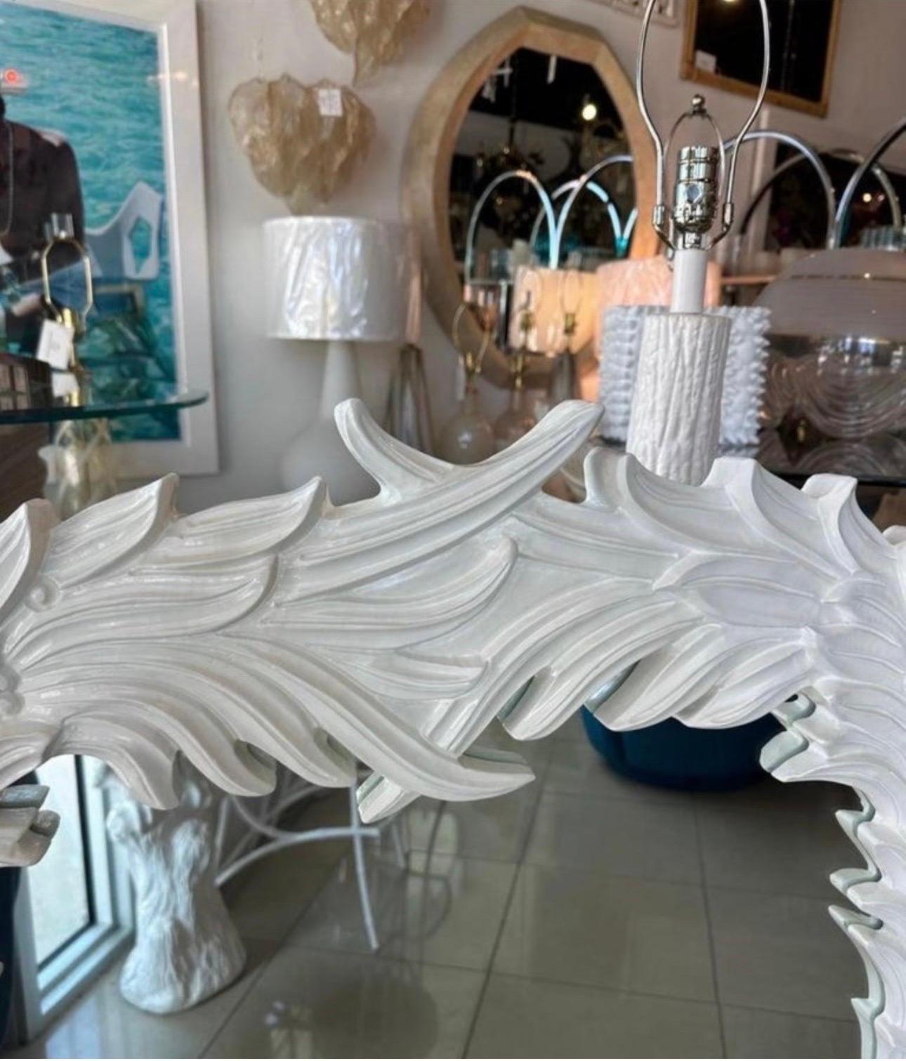 Hollywood Regency Vieux miroir mural laqué blanc de style Serge Roche avec feuilles de palmier en vente