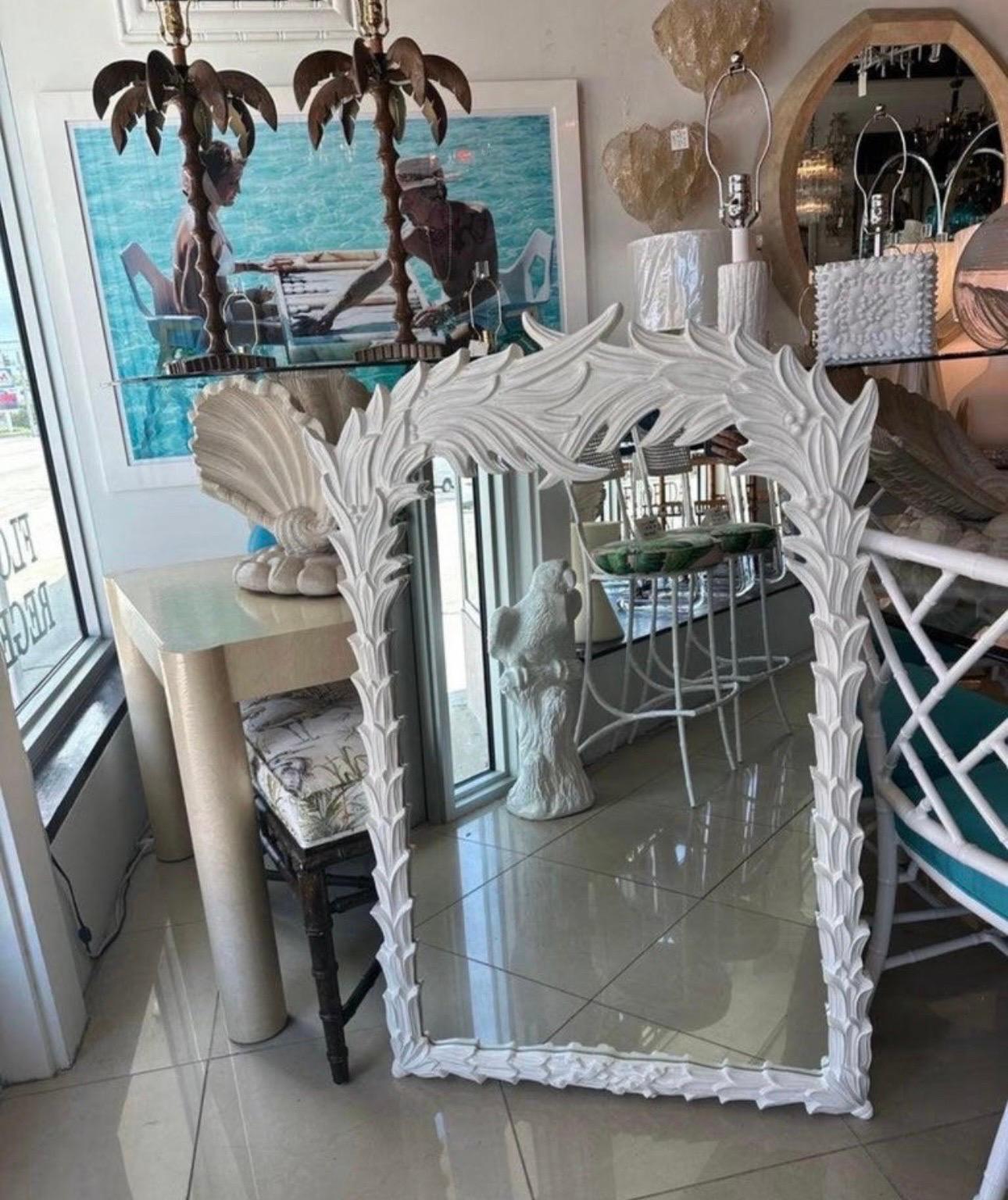 Américain Vieux miroir mural laqué blanc de style Serge Roche avec feuilles de palmier en vente