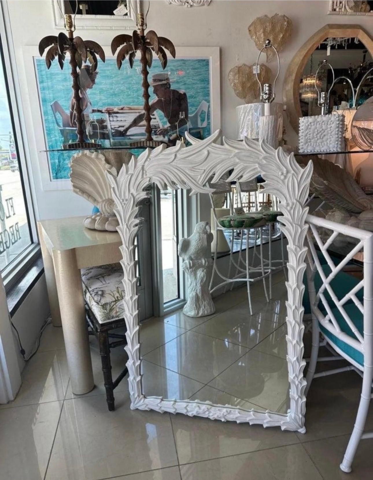 Fin du 20e siècle Vieux miroir mural laqué blanc de style Serge Roche avec feuilles de palmier en vente