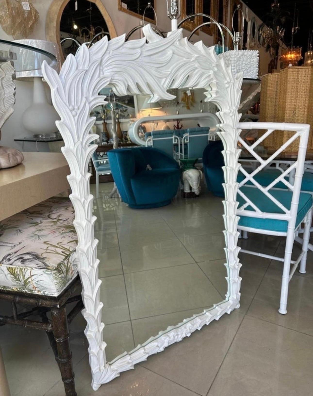 Miroir Vieux miroir mural laqué blanc de style Serge Roche avec feuilles de palmier en vente