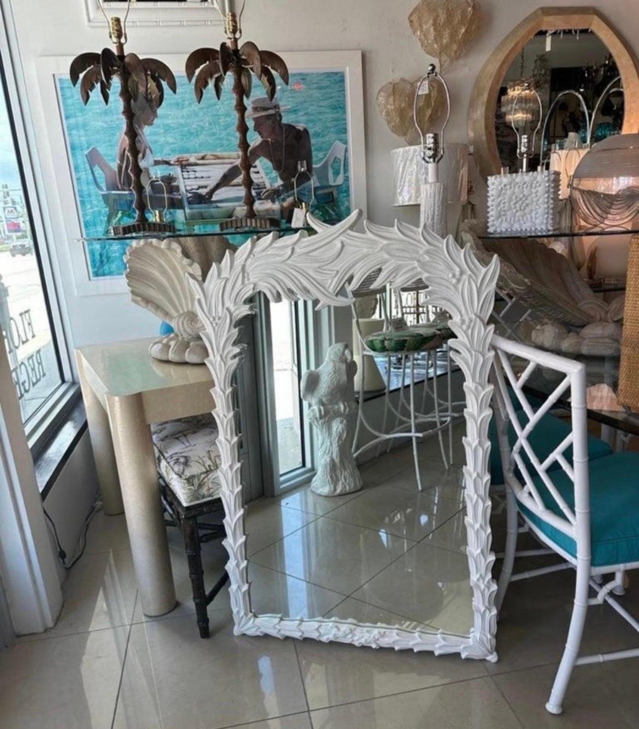 Vieux miroir mural laqué blanc de style Serge Roche avec feuilles de palmier en vente 1