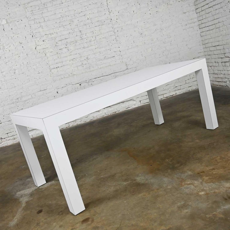 Stunning vintage white laminate custom made Parson’s style rectangle dining table. Gorgeous condition, keeping in mind that this is vintage and not new so will have signs of use and wear. The table has small flaws aka tiny chips on two of their