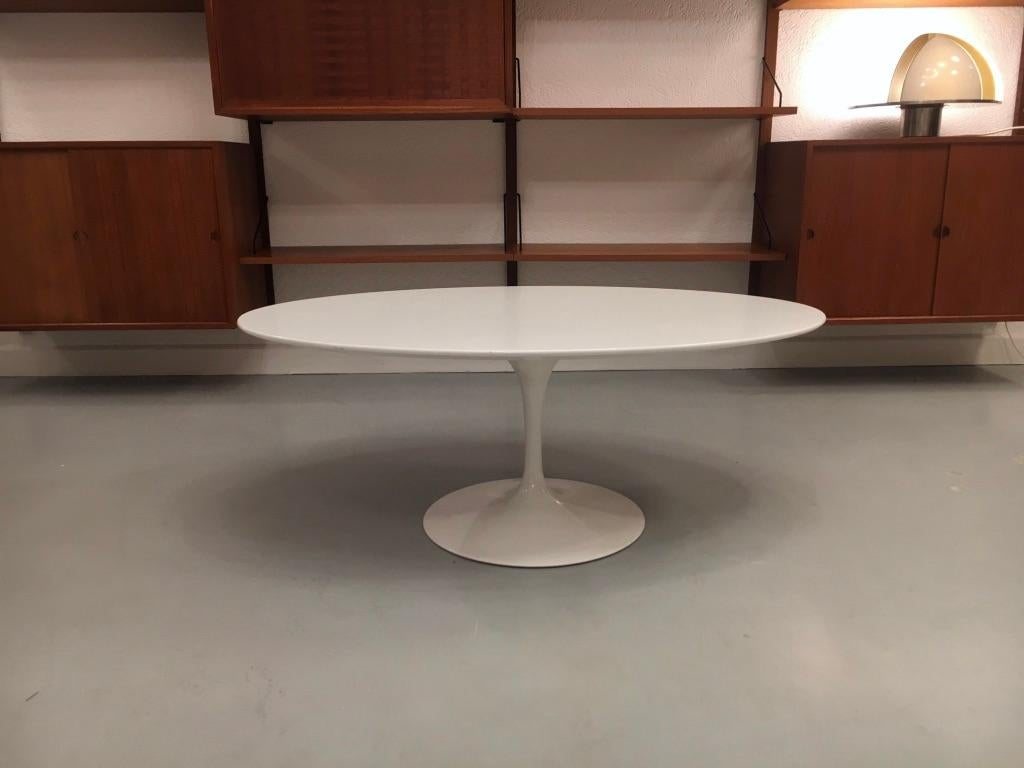 Vintage white laminate tulip oval coffee table by Eero Saarinen for Knoll International, circa 1970
Label under tabletop. Lacquered aluminum base.
Very good vintage condition.