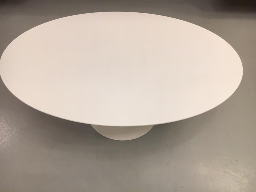 Vintage White Laminate Tulip Oval Coffee Table by Eero Saarinen for Knoll Int. In Good Condition In Geneva, CH