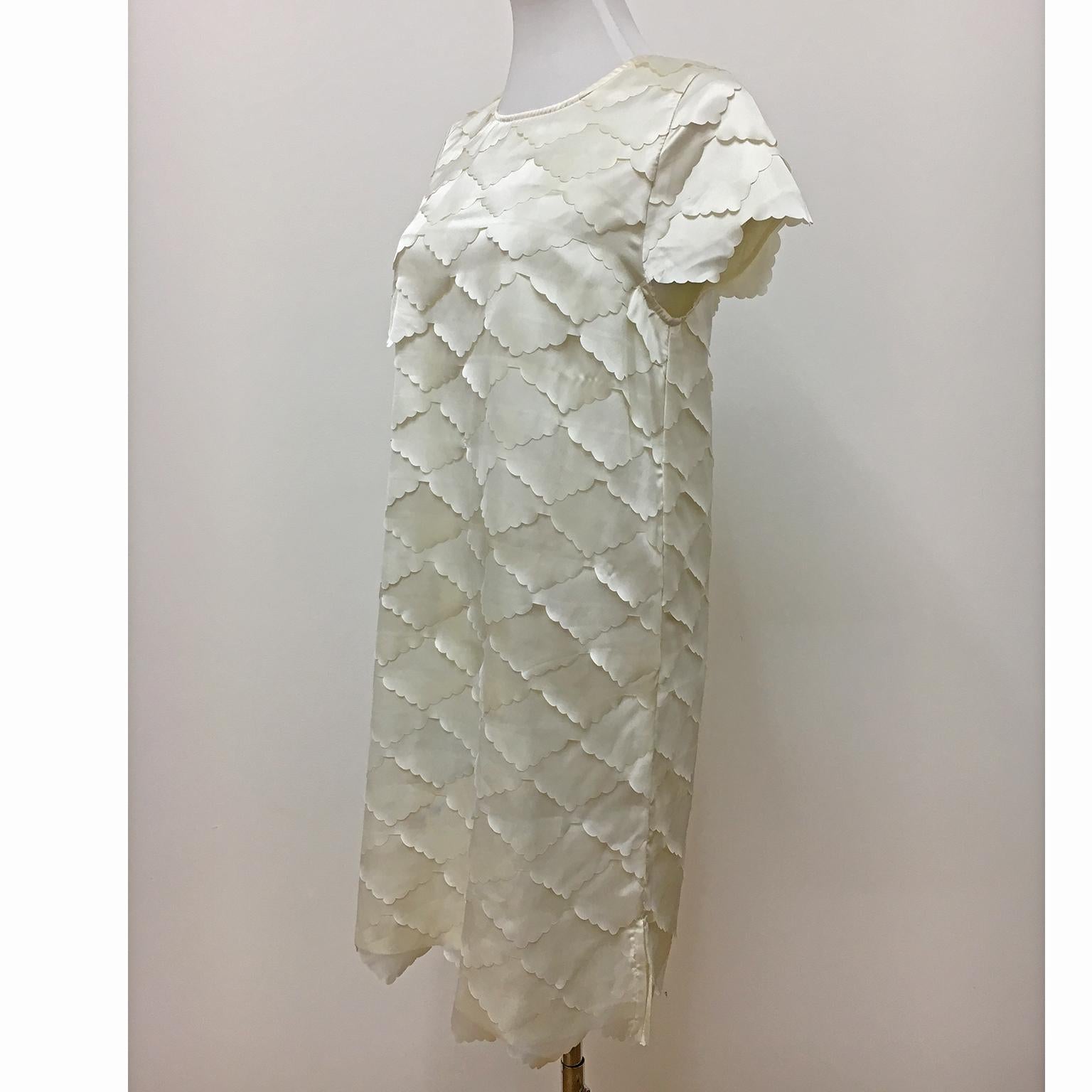 Beautiful white mini dress from circa 1960s.
This truly unique no name designer dress has mermaid's like shine laser cut lace directly sewn to the dress. Very well shaped.
Fits like size 36 EU / 4-6 US