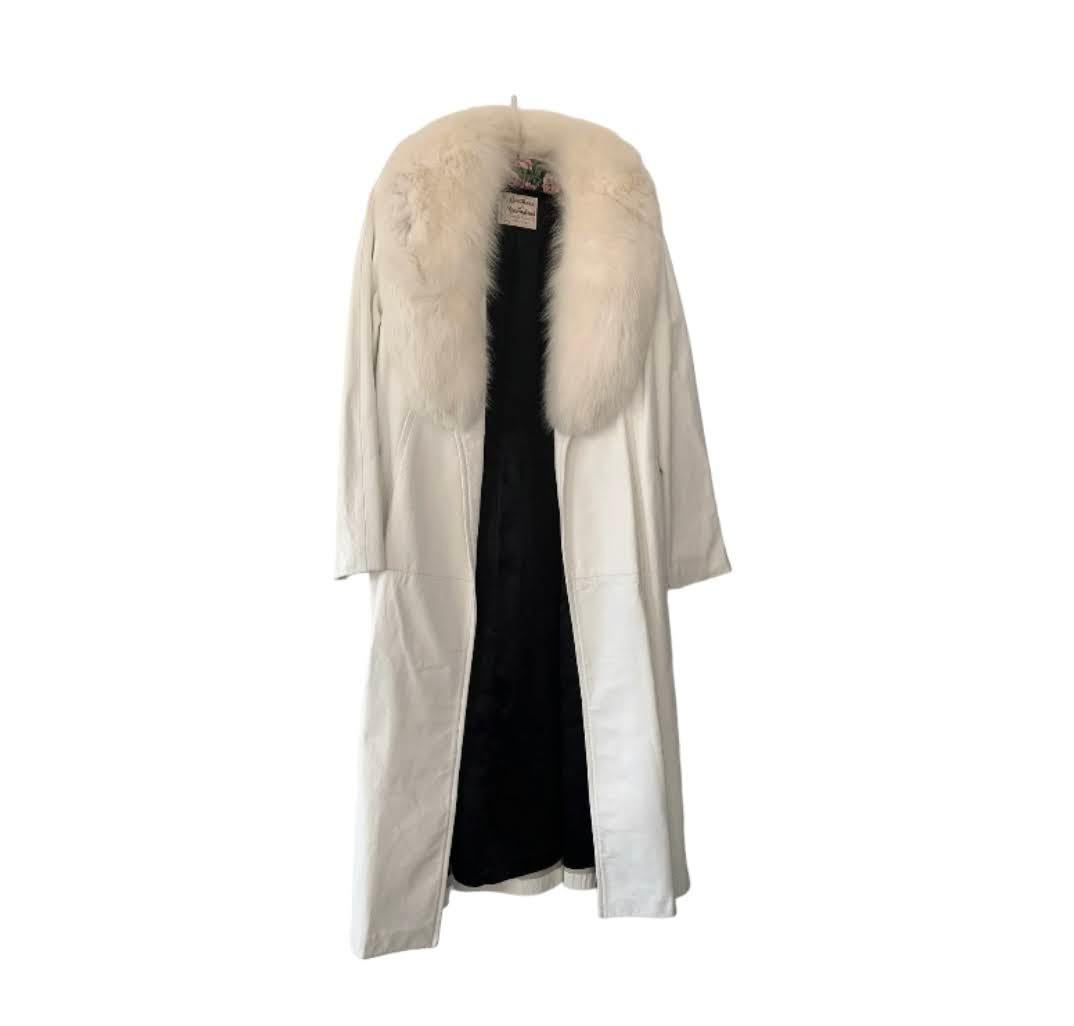 Vintage 1970's quality white Leather and white fox fur collar coat in excellent condition.

3/ length
Black lining
Size 8
Made in the USA
