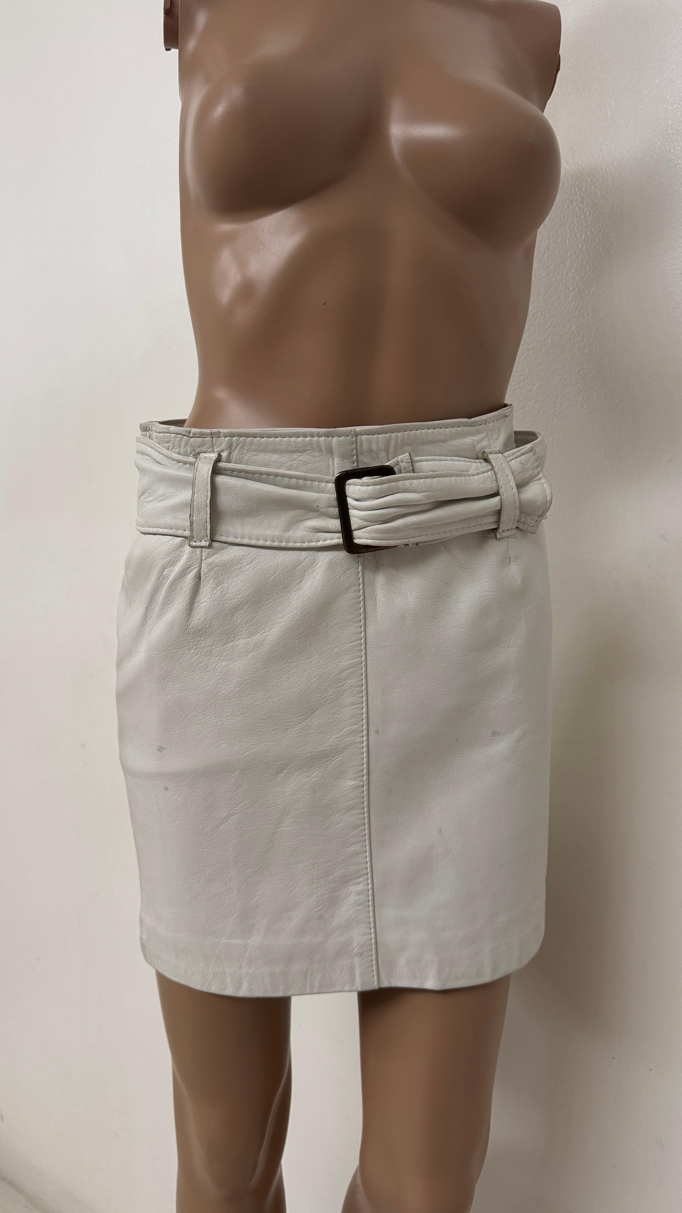 Crafted in Italy by Antica Pelletteria Italiana s.r.l., this vintage white leather mini skirt embodies the elegance and craftsmanship of late 1980s to early 1990s Italian fashion. Made from genuine soft leather, the skirt features a structured