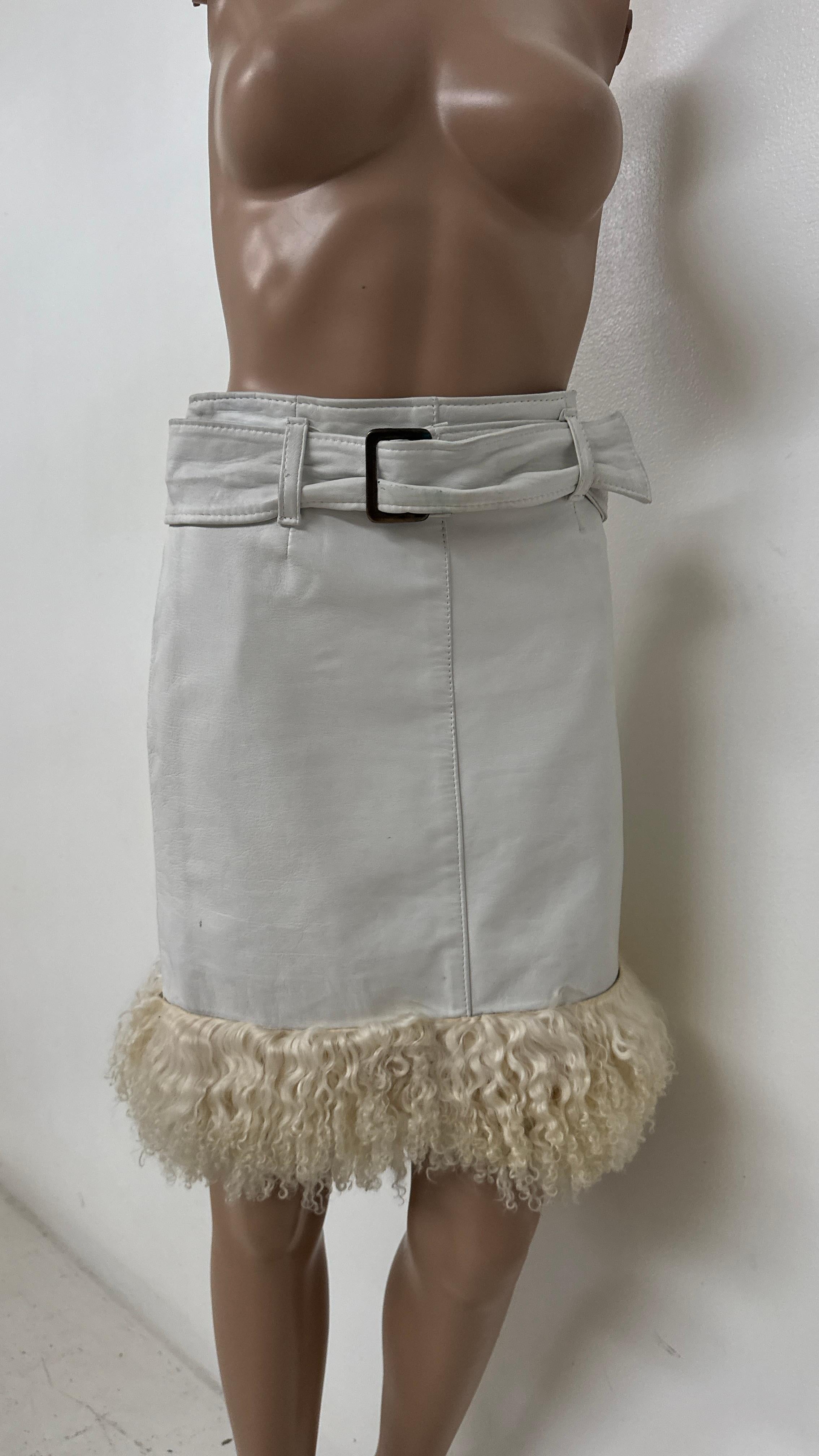 This rare vintage mini skirt by Antica Pelletteria Italiana s.r.l. is a striking example of 1980s–1990s Italian leather craftsmanship. Made from soft genuine white leather, it retains its original wide matching belt with an antique brass-tone buckle