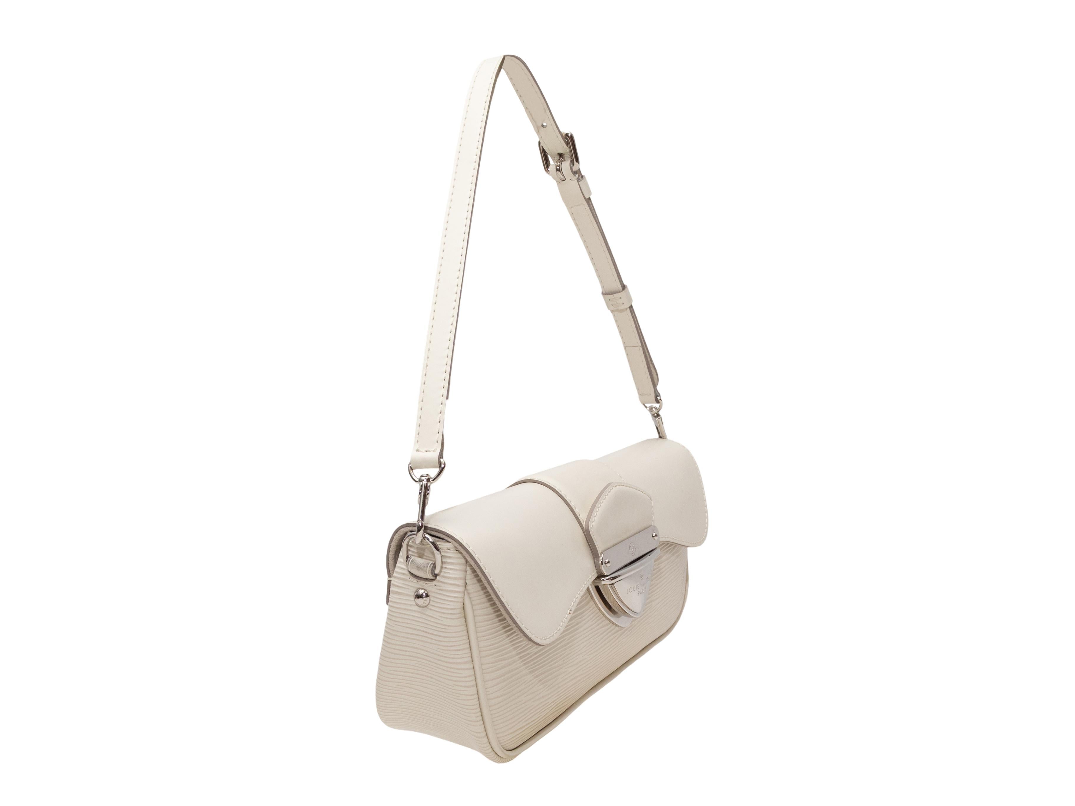 Weiße Vintage Louis Vuitton Montaigne Umhängetasche. Die Montaigne Umhängetasche hat einen Körper aus Epi-Leder, silberfarbene Beschläge, einen einzelnen flachen Schulterriemen und einen Push-Lock-Klappenverschluss vorne. 10