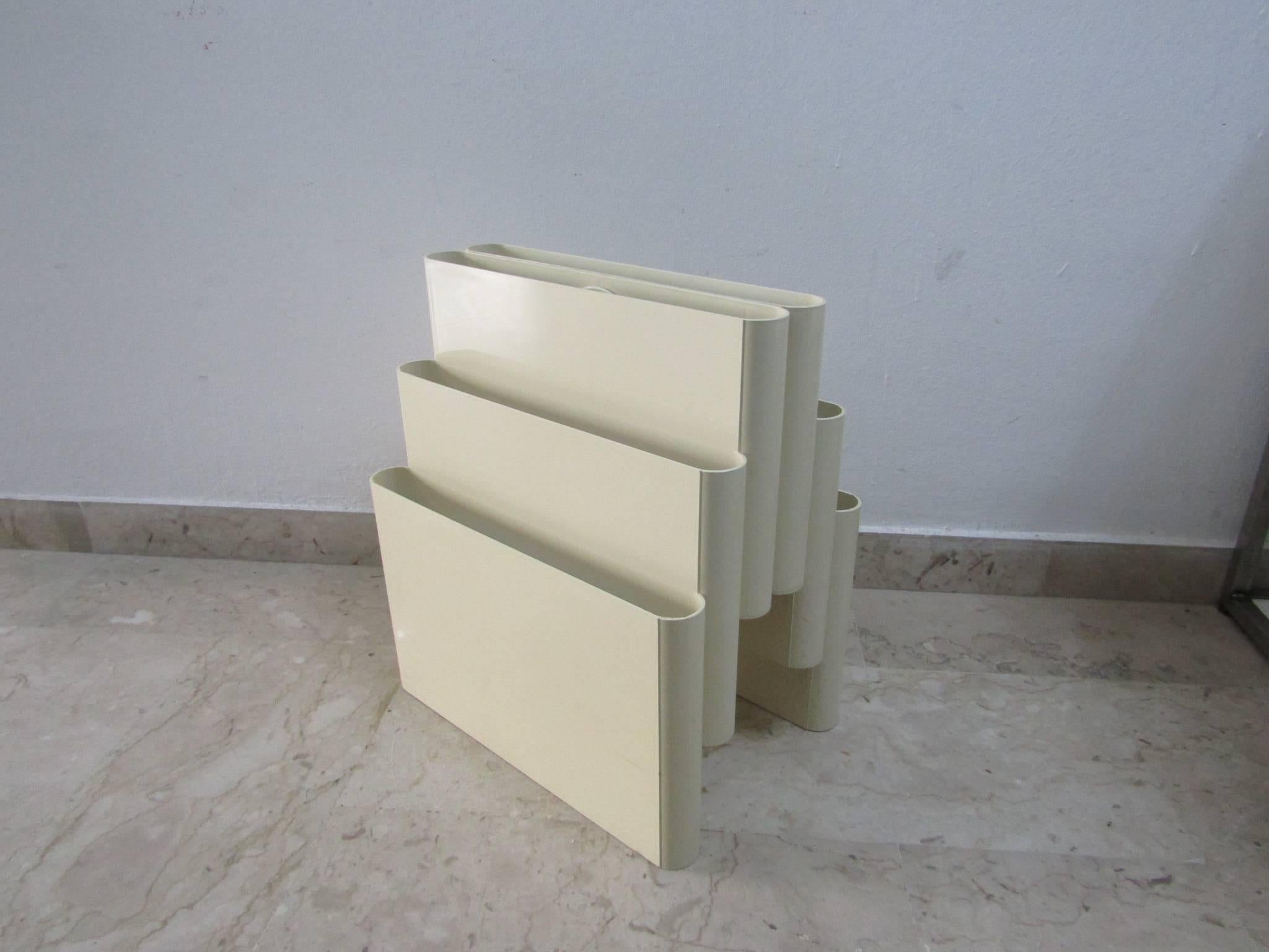 Vintage White Magazine Rack by Giotto Stoppino for Kartell, Italy In Good Condition In Palermo, Italia