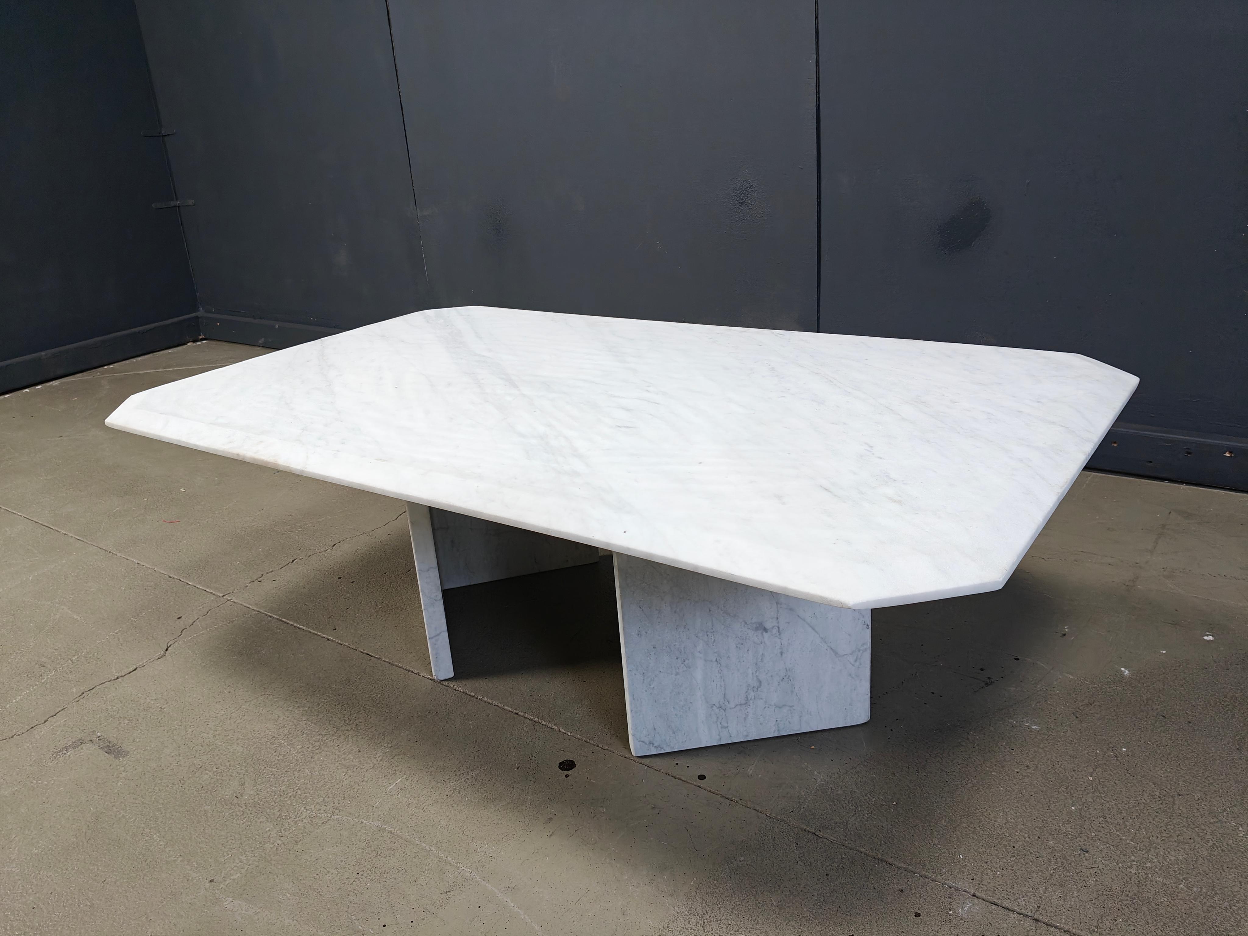 Vintage white marble coffee table, 1970s For Sale 4