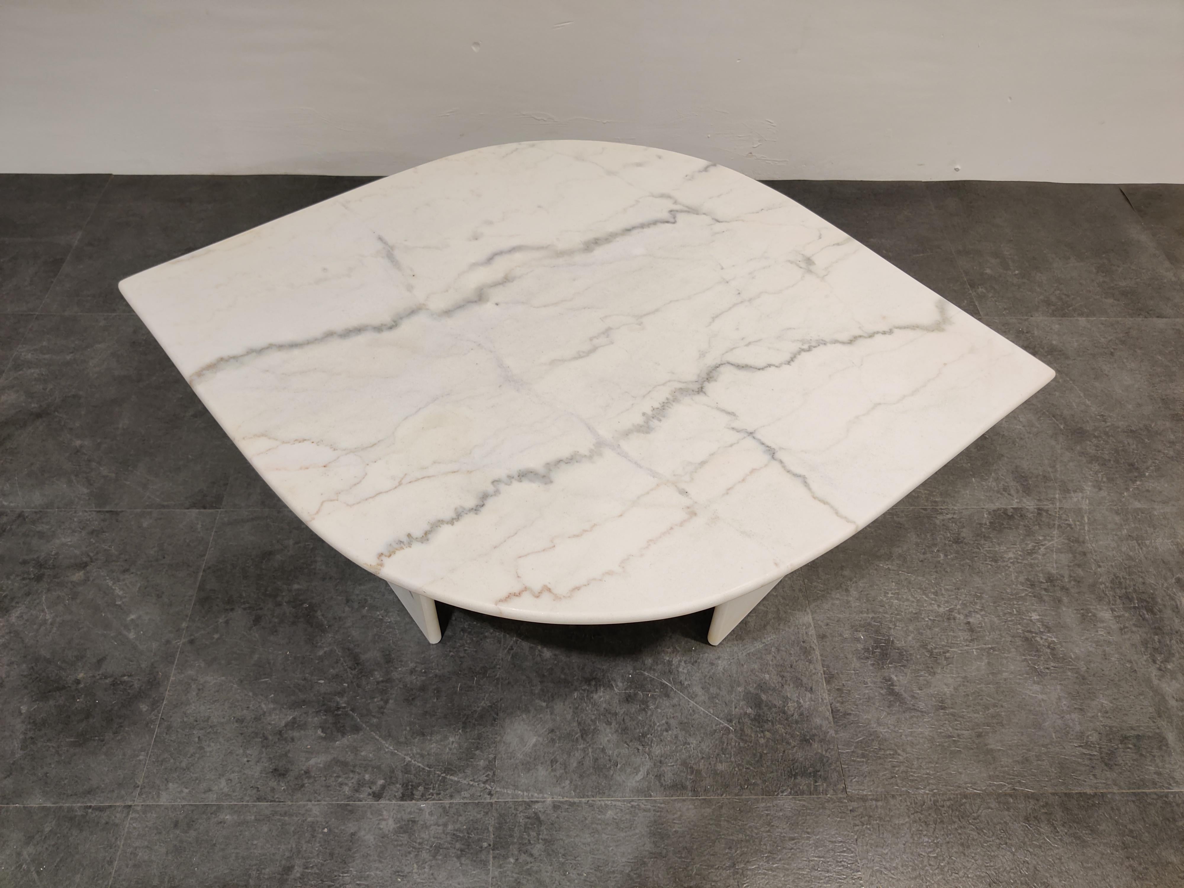 Timeless white marble 'eye' shaped coffee table.

Beautiful veined marble.

Good condition

1970s, Italy

Measures: Height 40cm/15.74