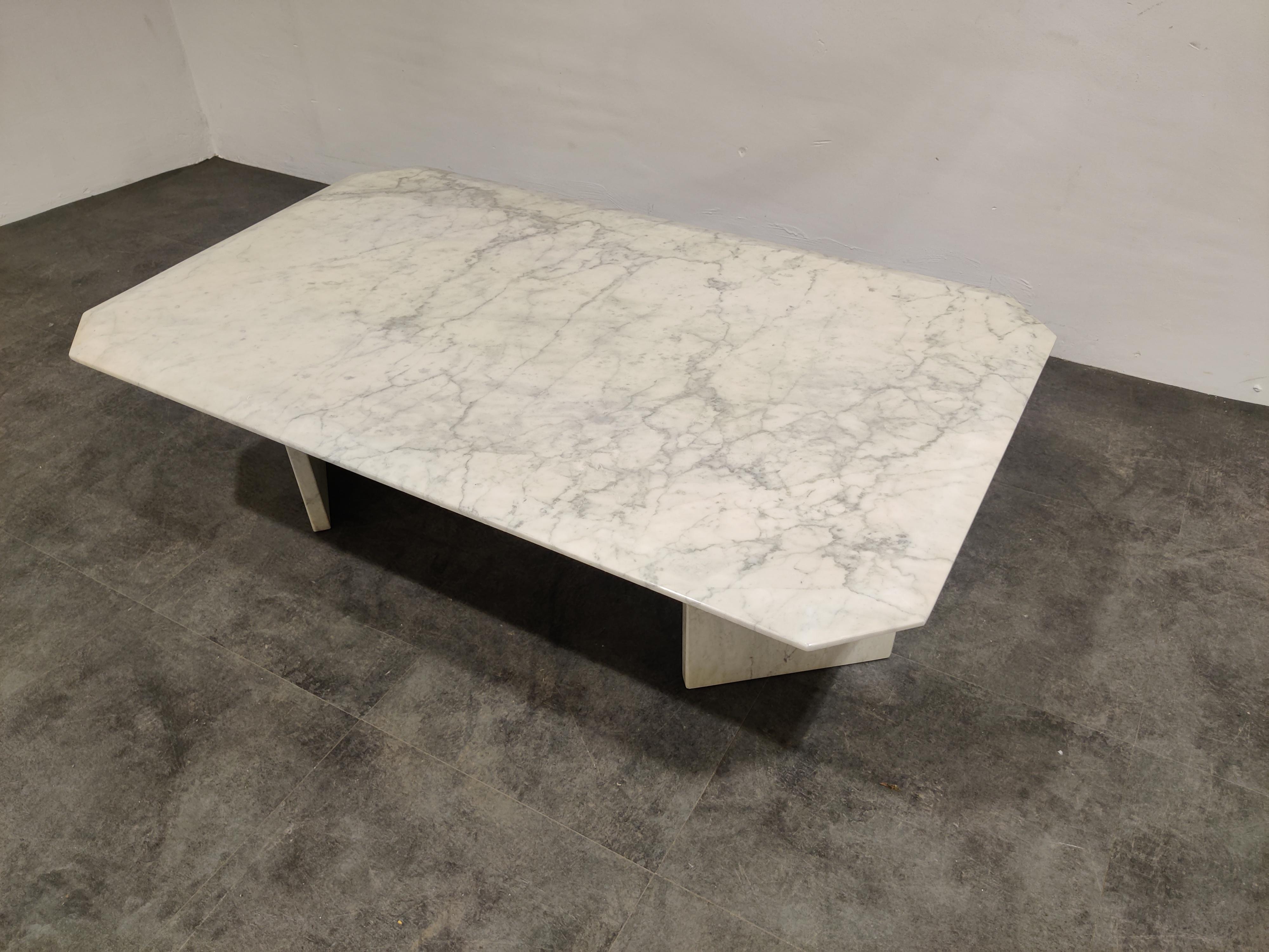 Timeless white marble coffee table with a beveled top and two separate bases.

Beautiful vained marble.

Good condition

1970s, Italy 

Measures: Height 40cm/15.74