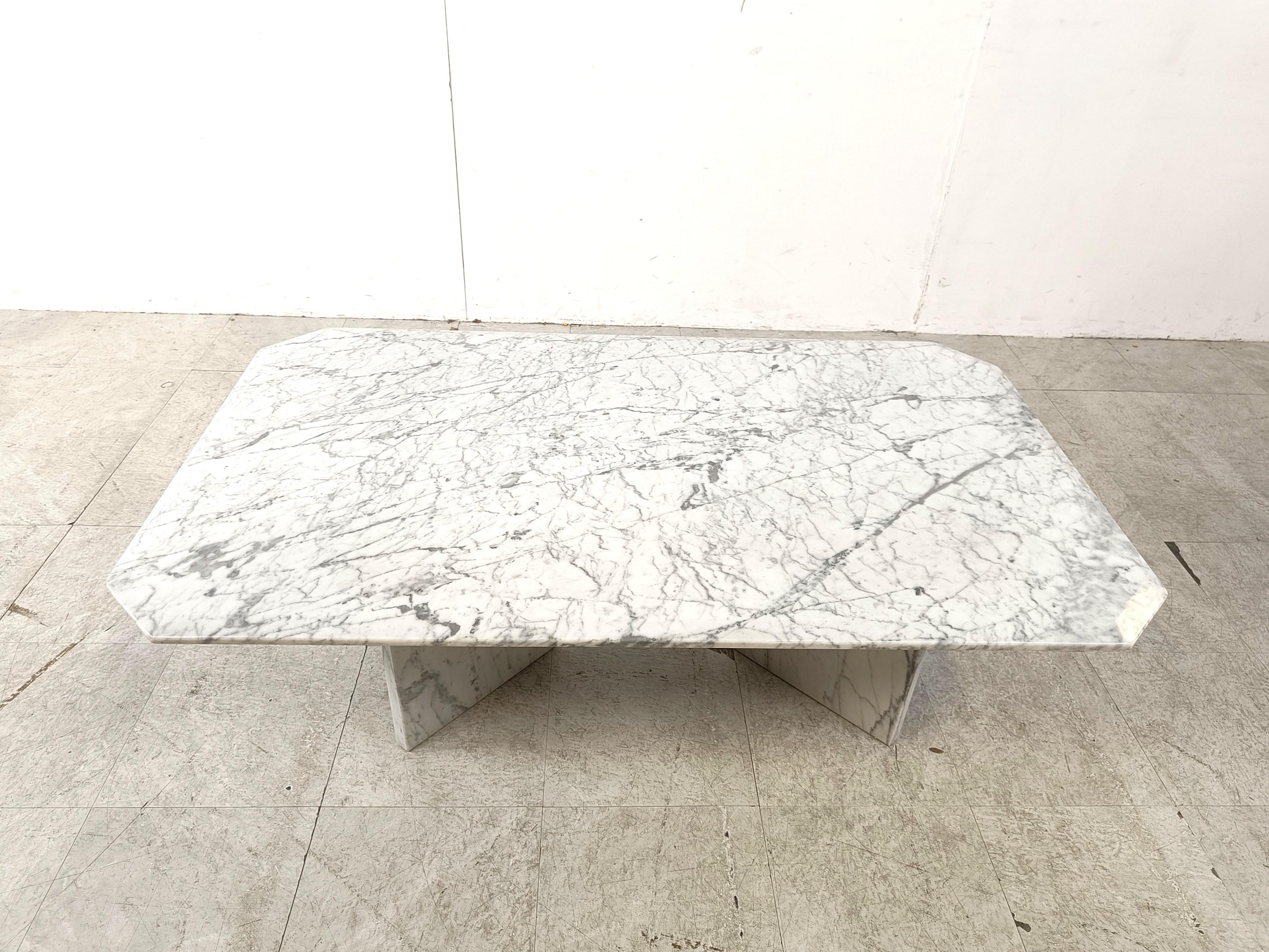 Timeless white marble coffee table with a beveled top and two separate bases.

Beautiful vained marble.

Good condition

1970s - Italy 

Height: 40cm/15.74