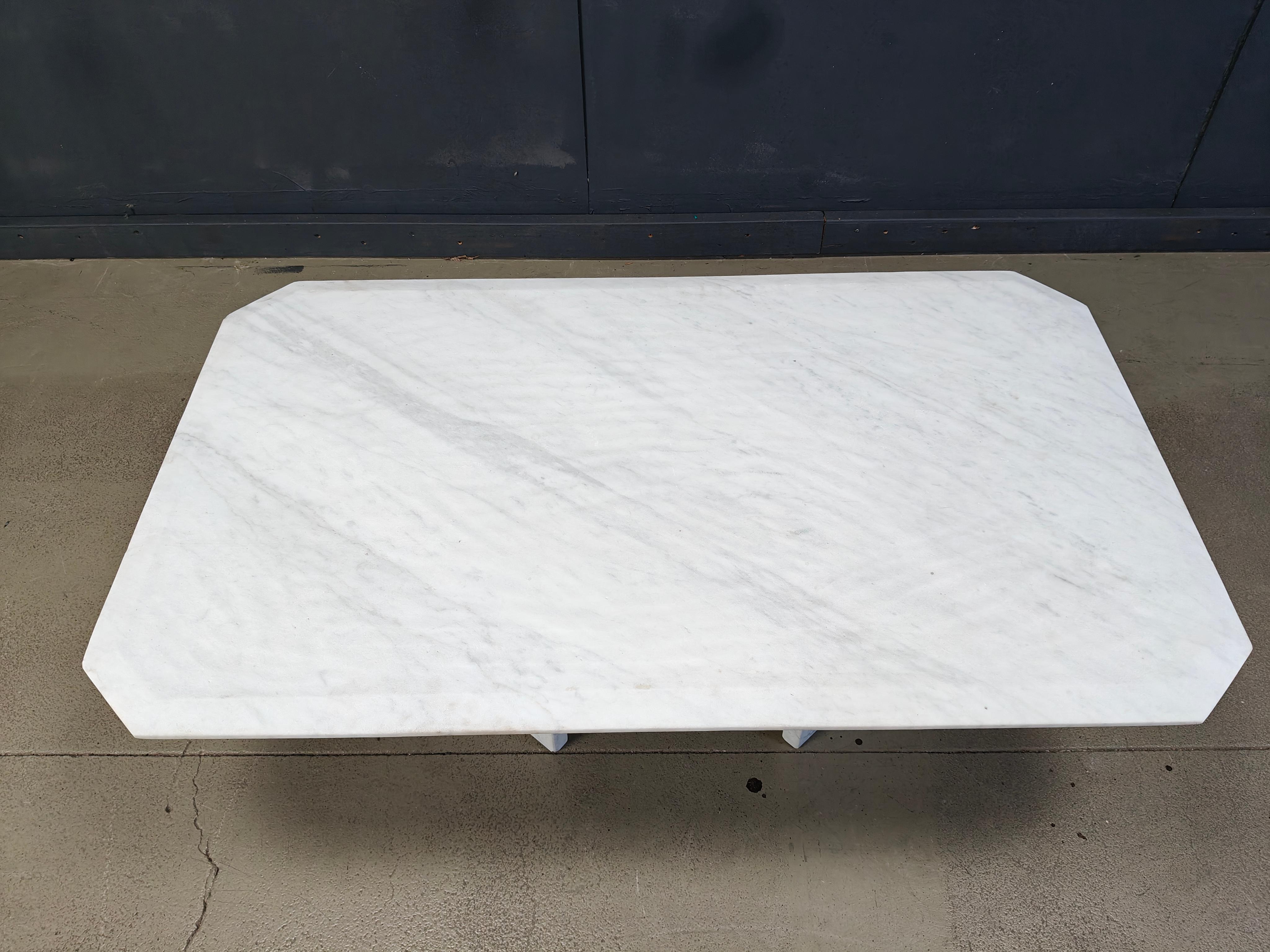 Timeless white marble coffee table with a beveled table top and two triangular bases.

Beautiful vained marble.

Good condition

1970s - Italy 

Height: 40cm
Width: 125cm
Depth: 75cm

Ref.: 25071519