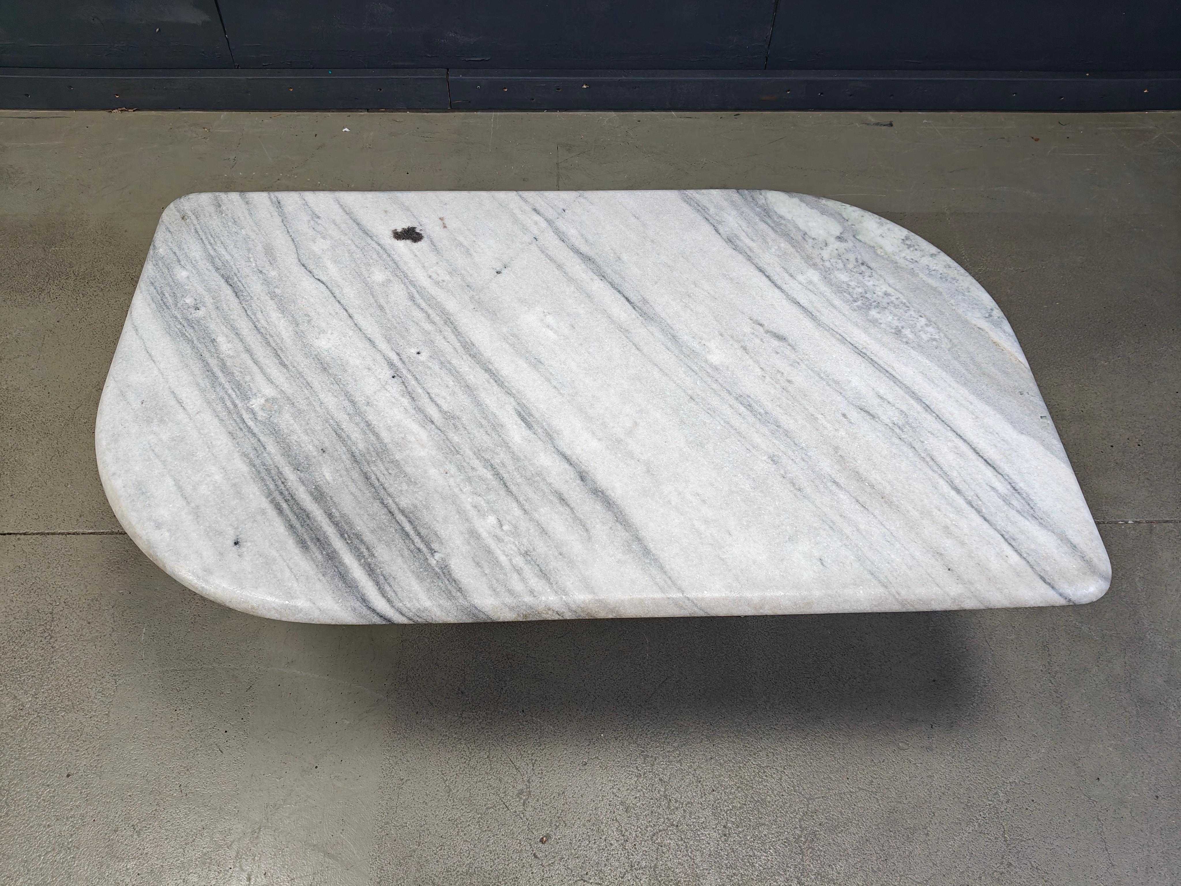 Mesa de centro intemporal de mármol blanco en forma de ojo con dos bases triangulares.

Precioso mármol veteado.

Buen estado

años 70 - Italia 

Altura: 43 cm
Anchura: 122 cm
Profundidad: 70 cm

Referencia: 25071525

*Todas las imágenes forman