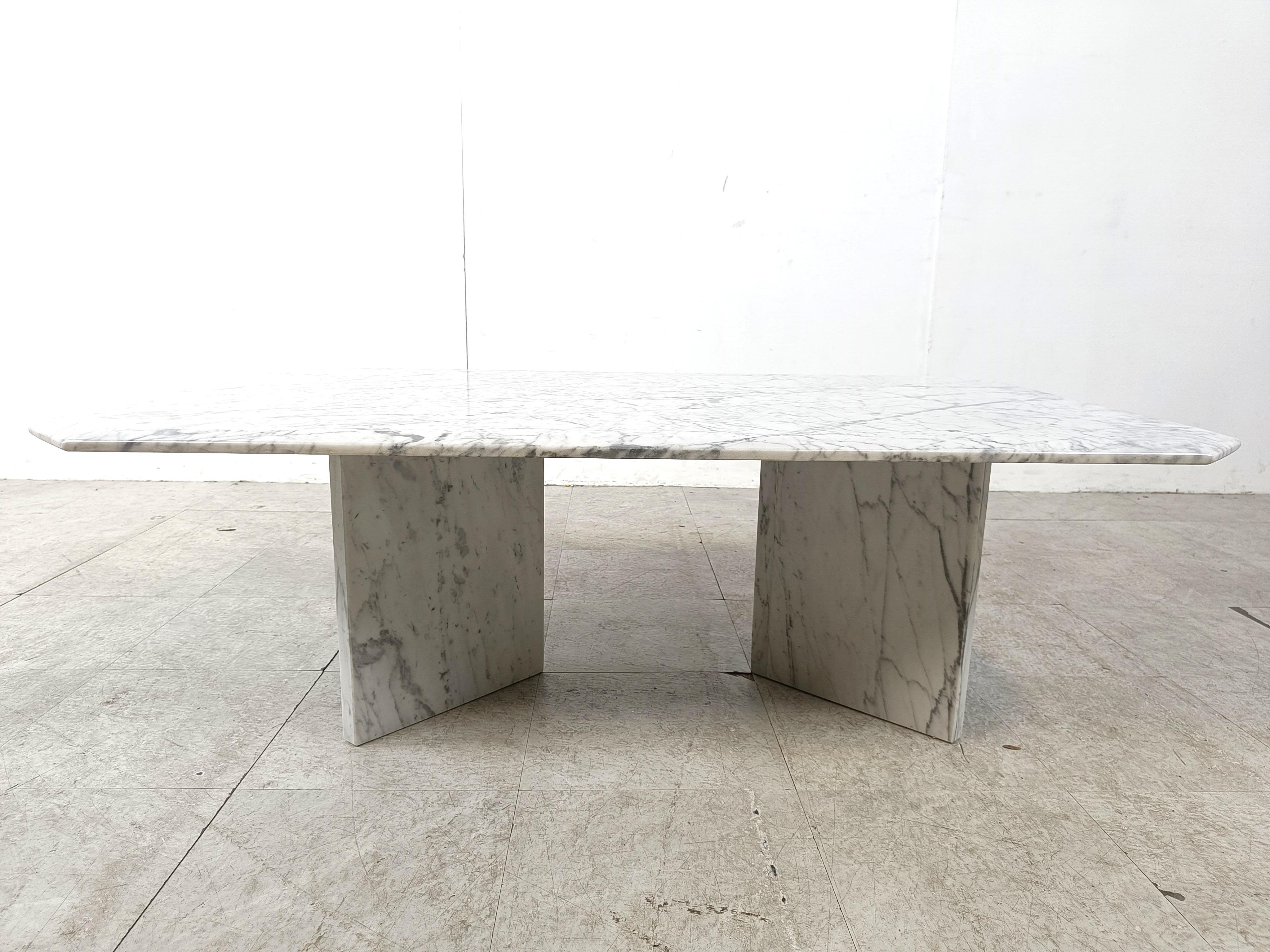 italien Table basse vintage en marbre blanc, années 1970 en vente