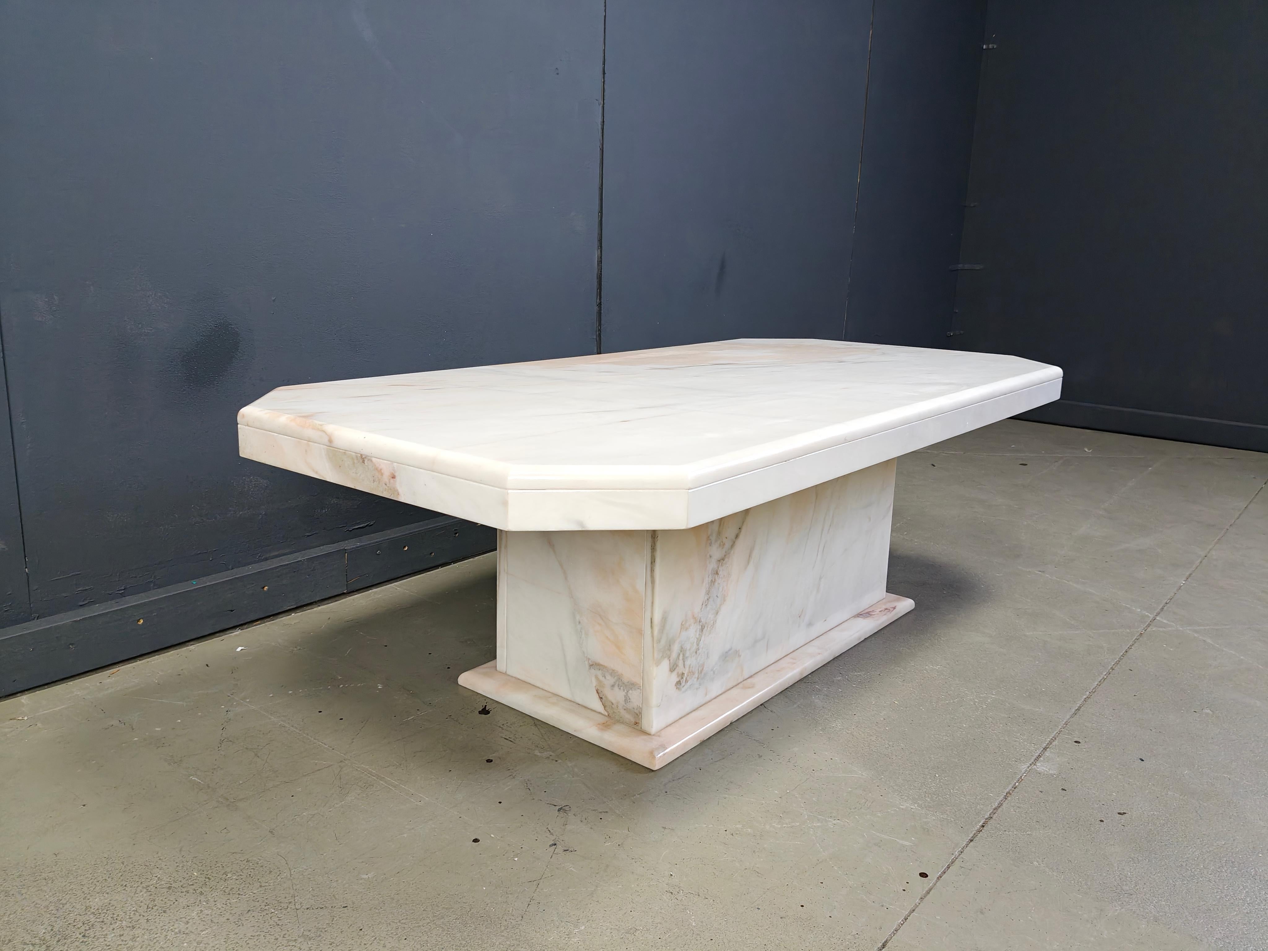 Italian Vintage white marble coffee table, 1970s For Sale