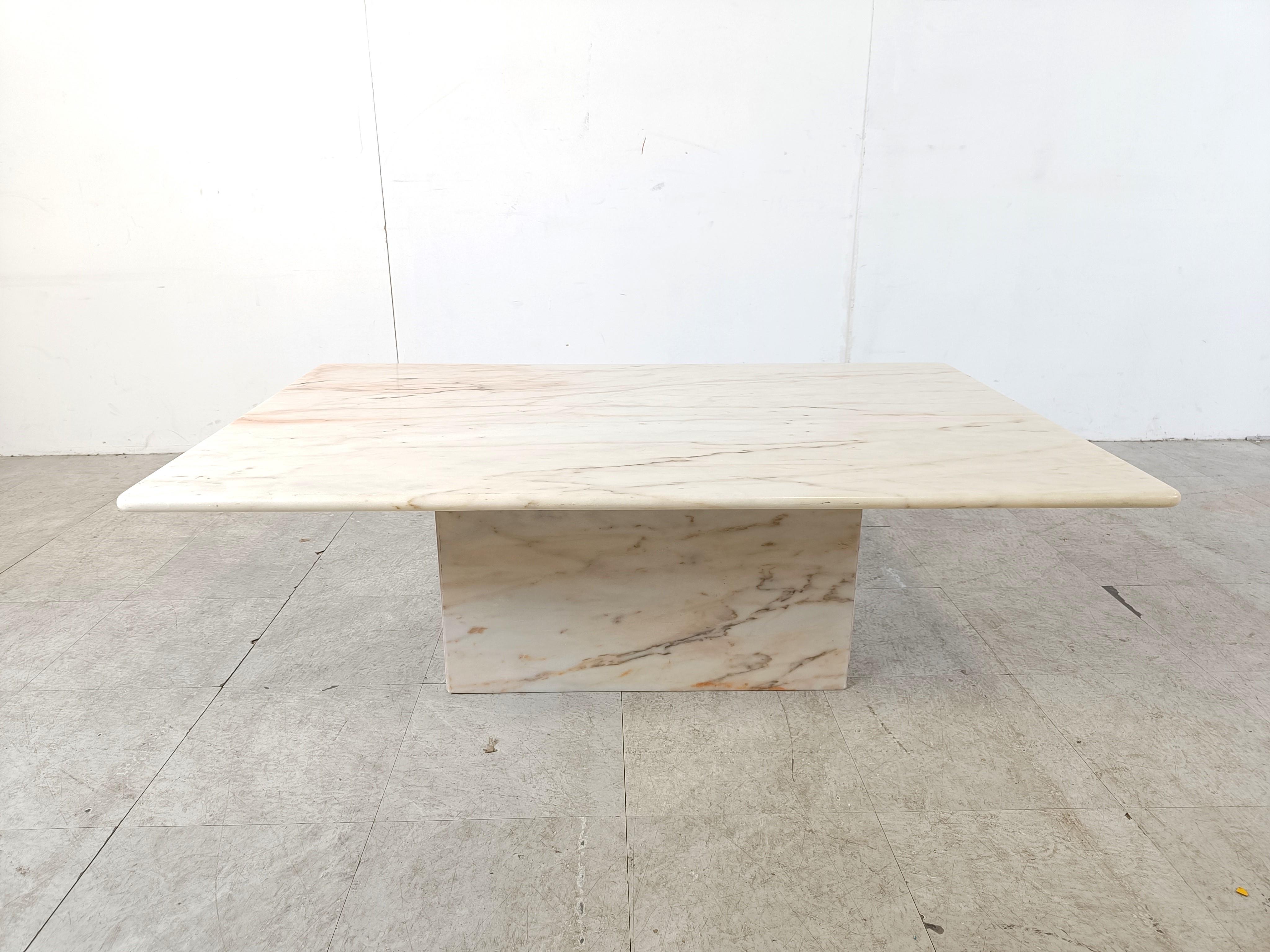 Vintage white marble coffee table, 1970s In Good Condition In HEVERLEE, BE