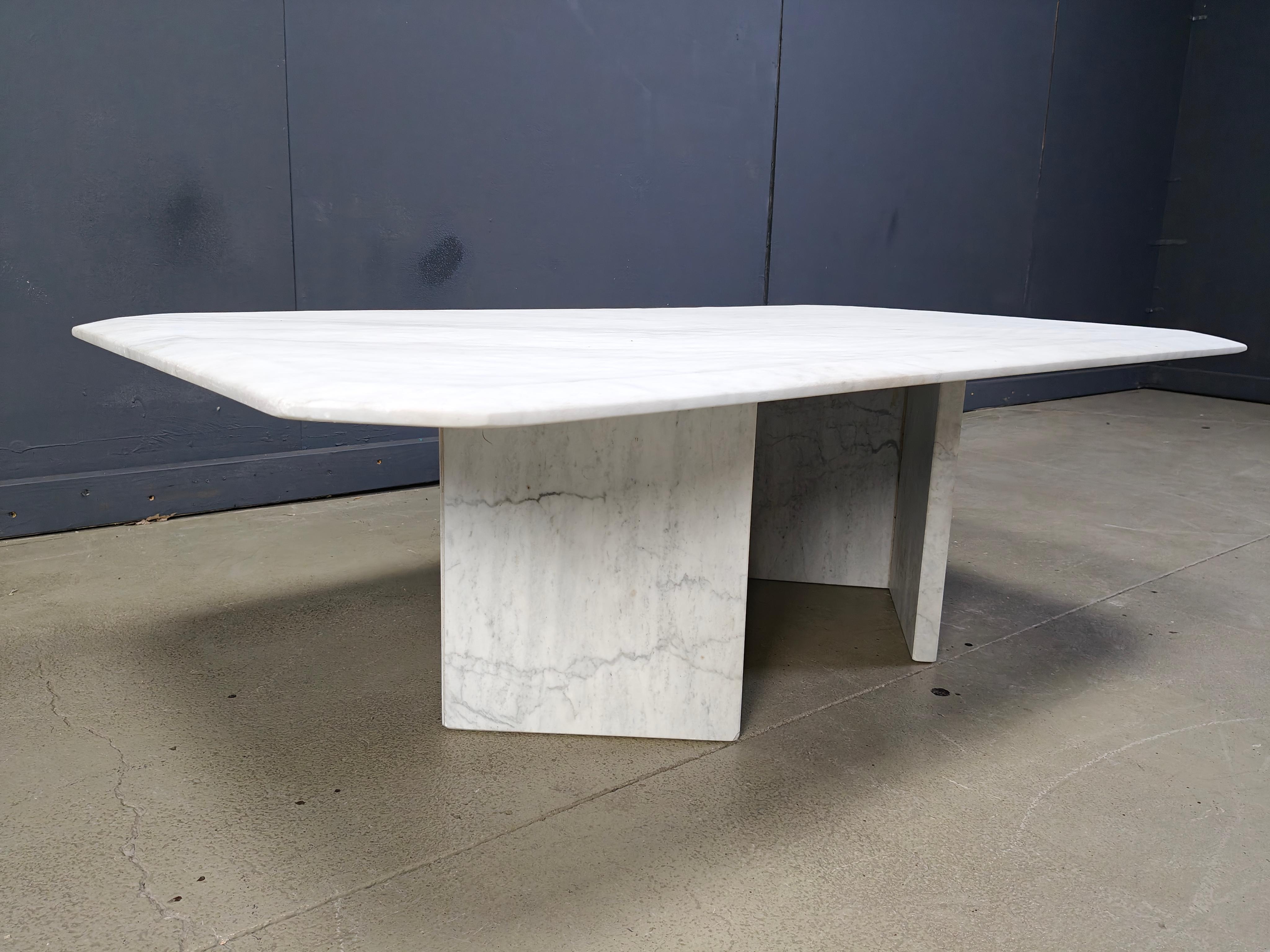 Vintage white marble coffee table, 1970s In Good Condition For Sale In Leuven, Vlaams Gewest