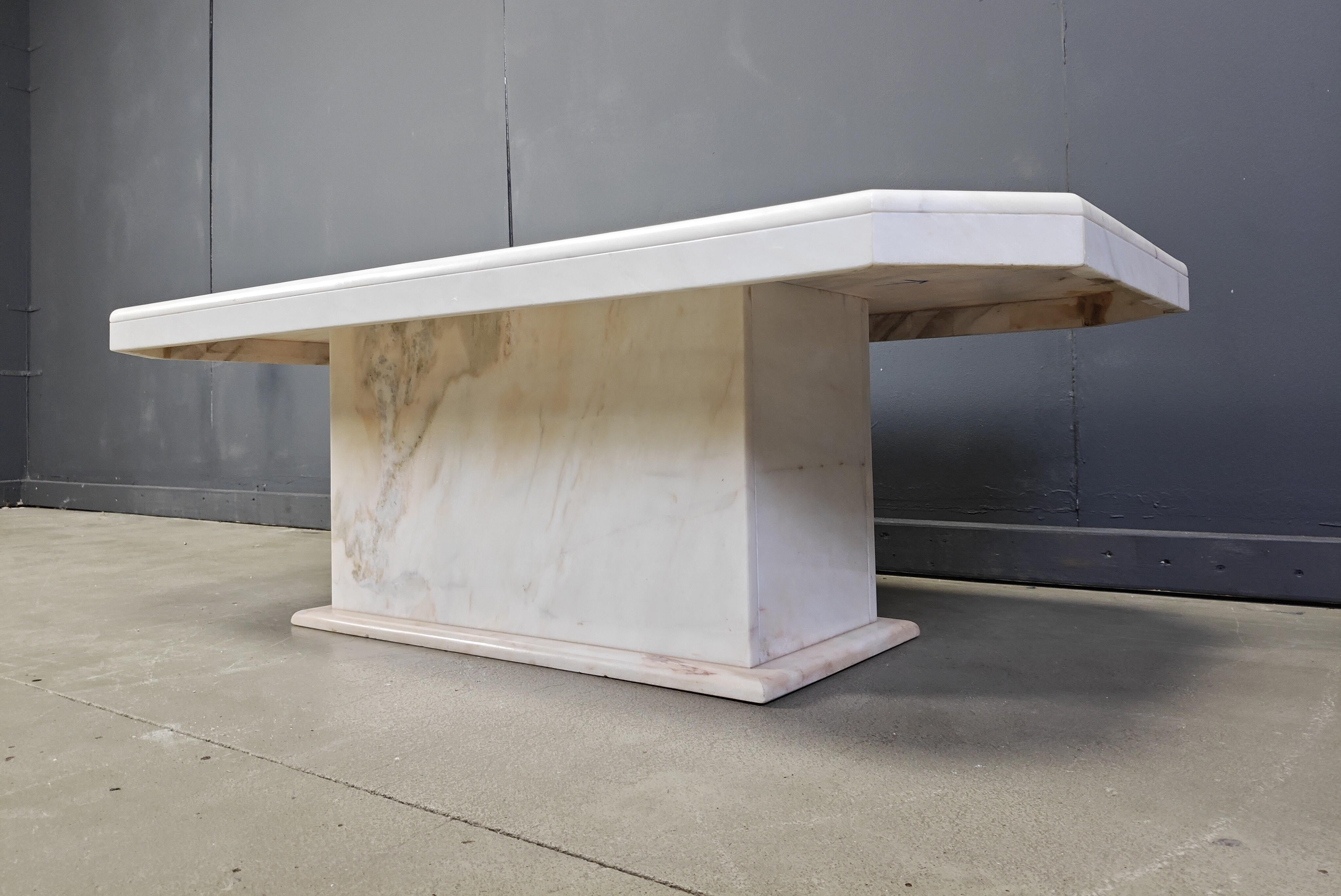 Vintage white marble coffee table, 1970s In Good Condition For Sale In Leuven, Vlaams Gewest