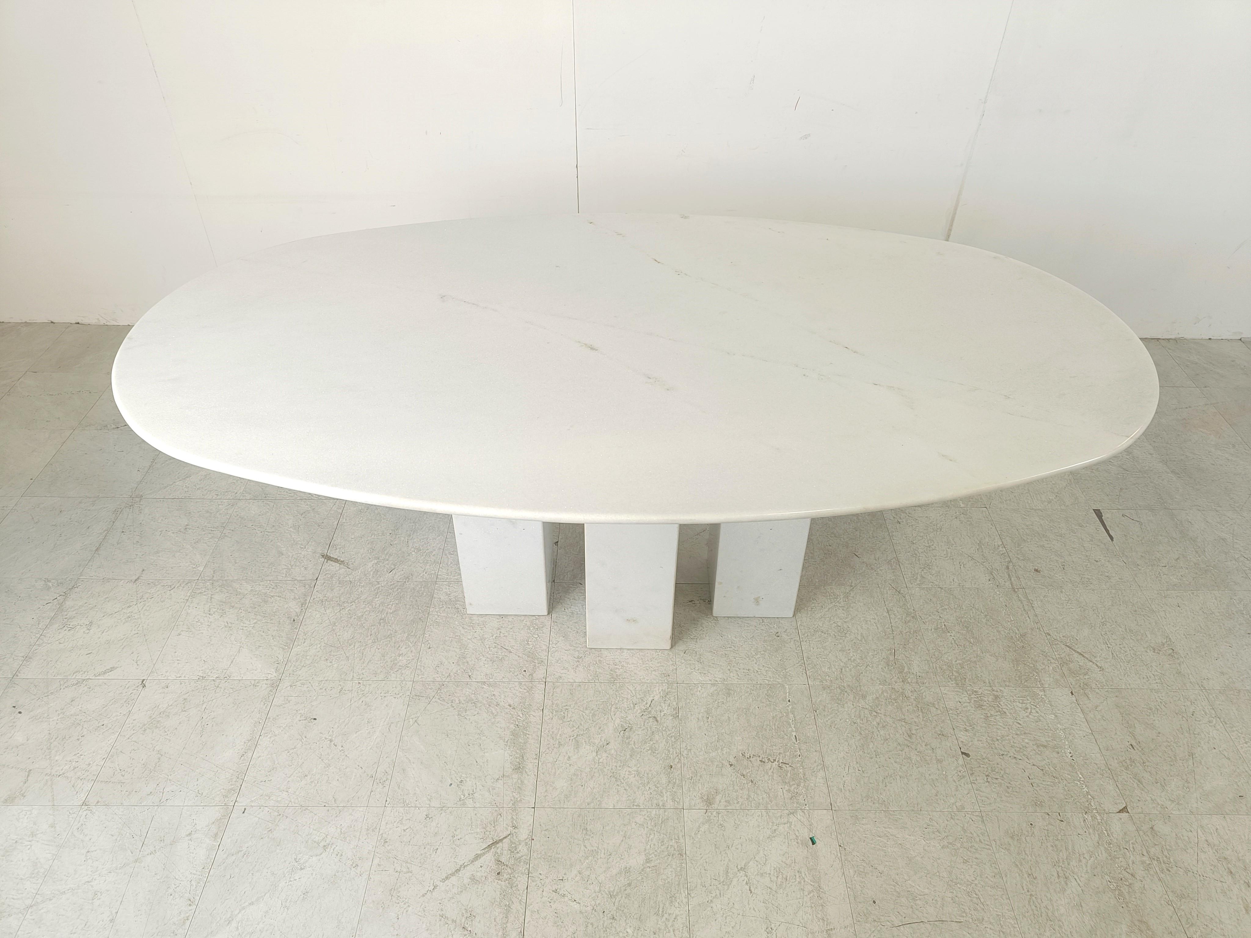 Stunning oval white marble dining table with an architectural interlocking marble base.

Beautiful veined marble.

Good condition

1970s - Italy

Height: 75cm/29.52