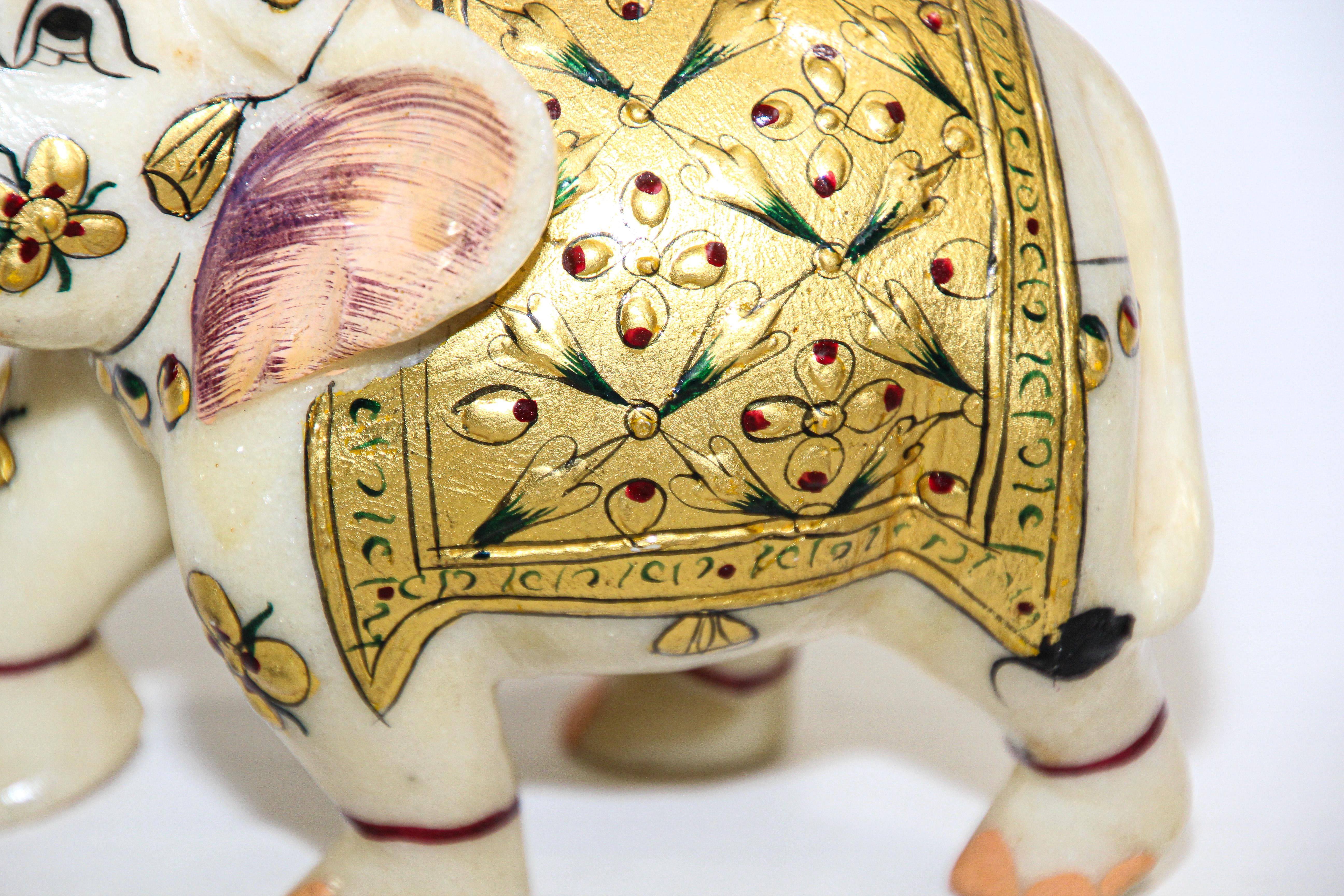 Indien Poids en papier vintage d'une sculpture d'éléphant ornée de bijoux en marbre blanc en vente