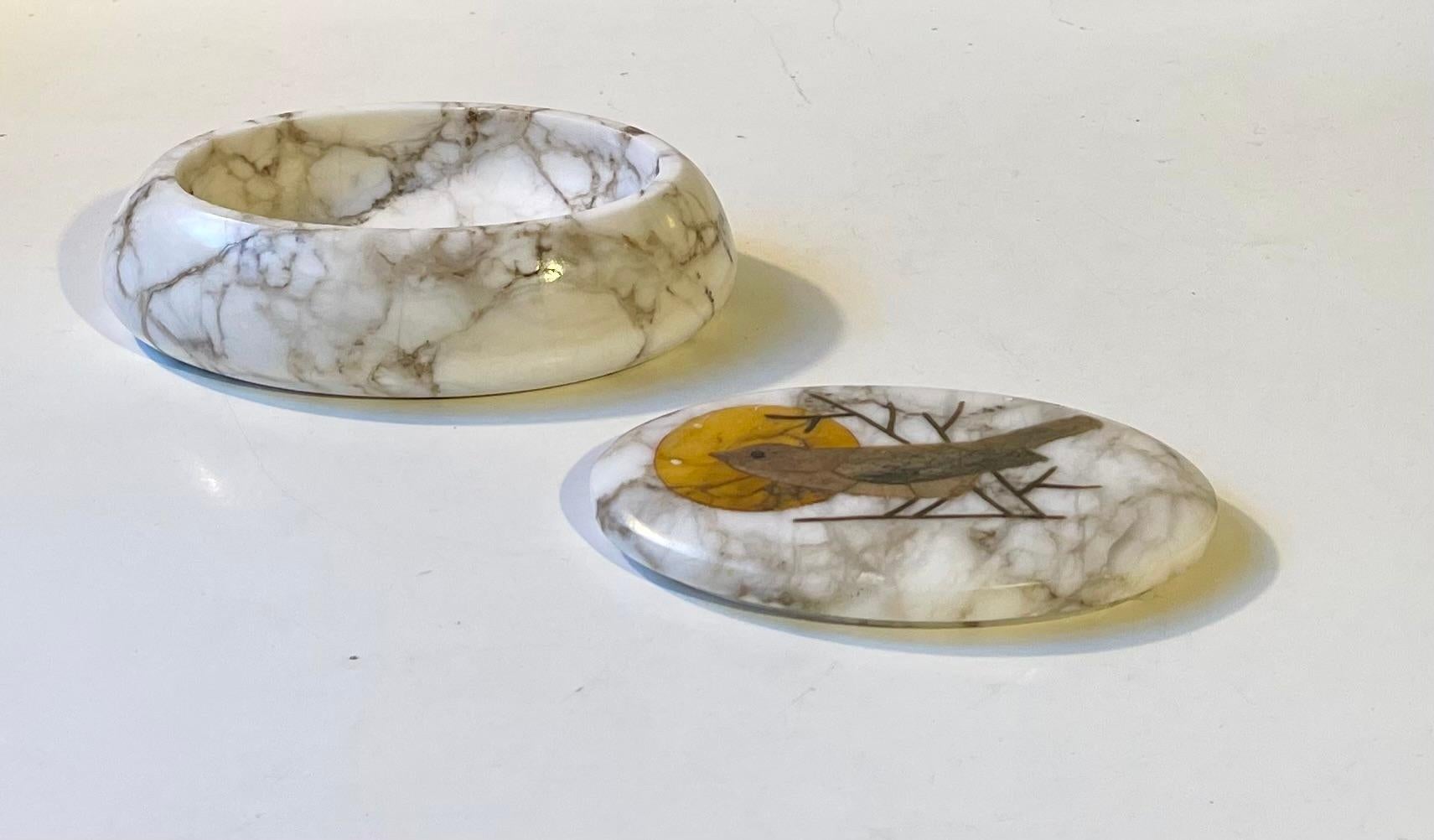 Schmuckkästchen aus weißem Marmor mit Vogel-Intarsien (Moderne der Mitte des Jahrhunderts) im Angebot