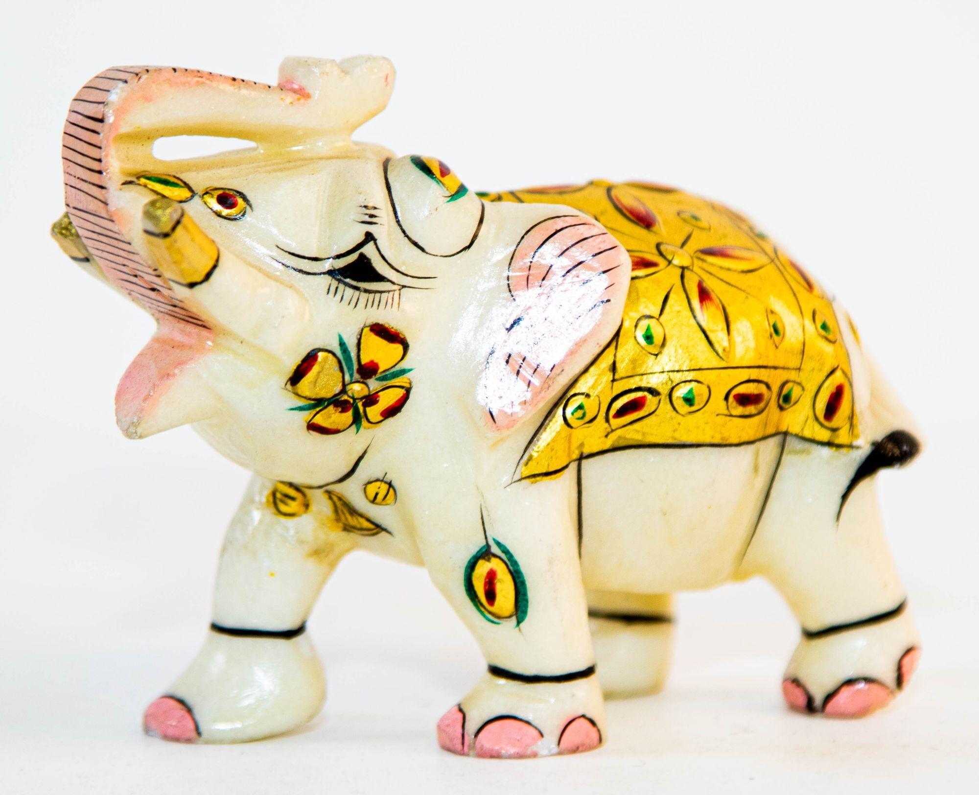 Vintage White Marble Mughal Jeweled Elephant Sculpture Paper Weight.
Fein handbemalte Tierskulptur eines Elefanten mit bunter Gold-, Rosa- und Rotfärbung.
Sammelbare zeremonielle, handgeschnitzte Steinskulptur aus weißem Marmor, Elefant mit